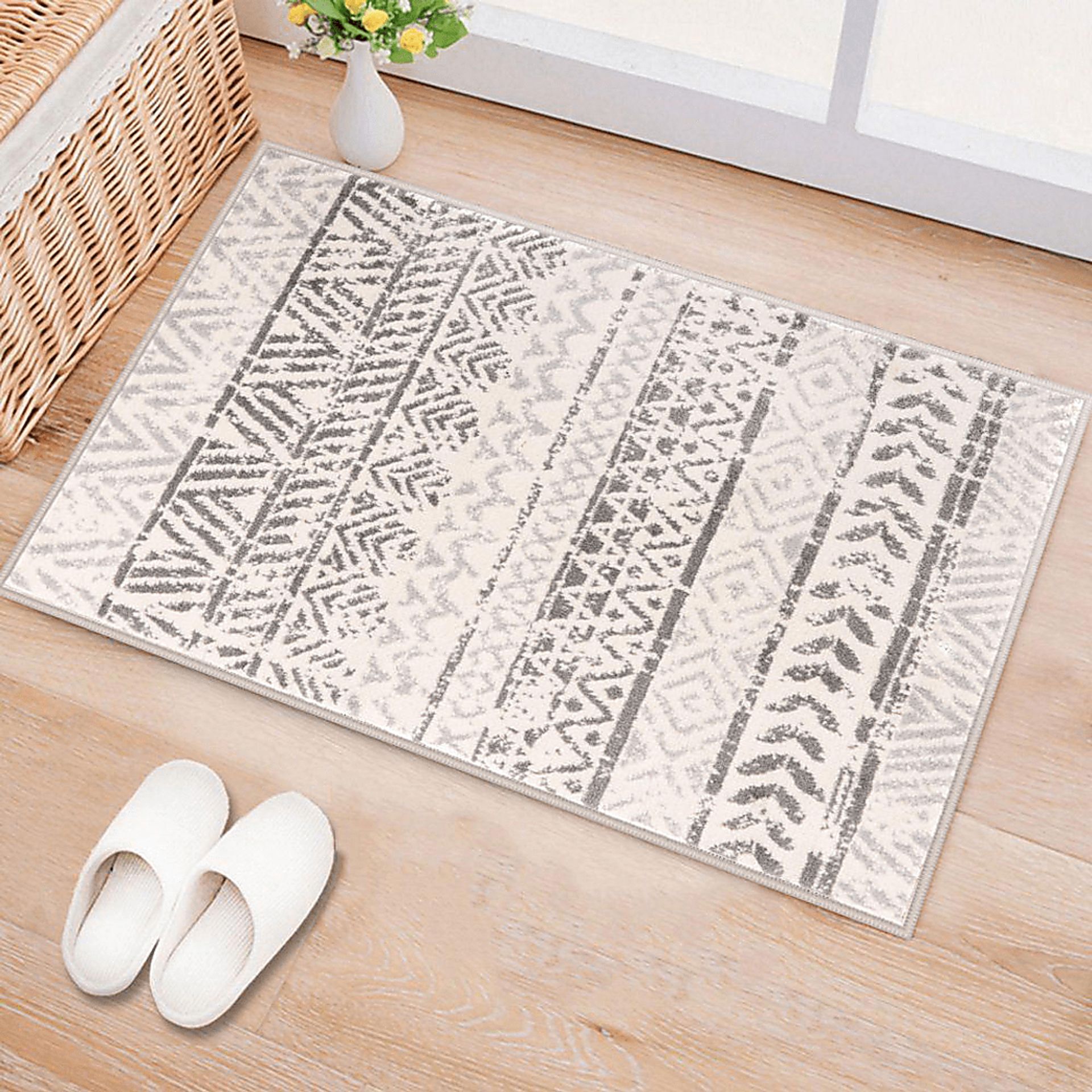 Farid Gray 2' x 3' Rug - Image 3