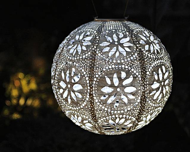 Floral Medallion Pearl Outdoor Solar Lantern - Thumbnail - Image 4