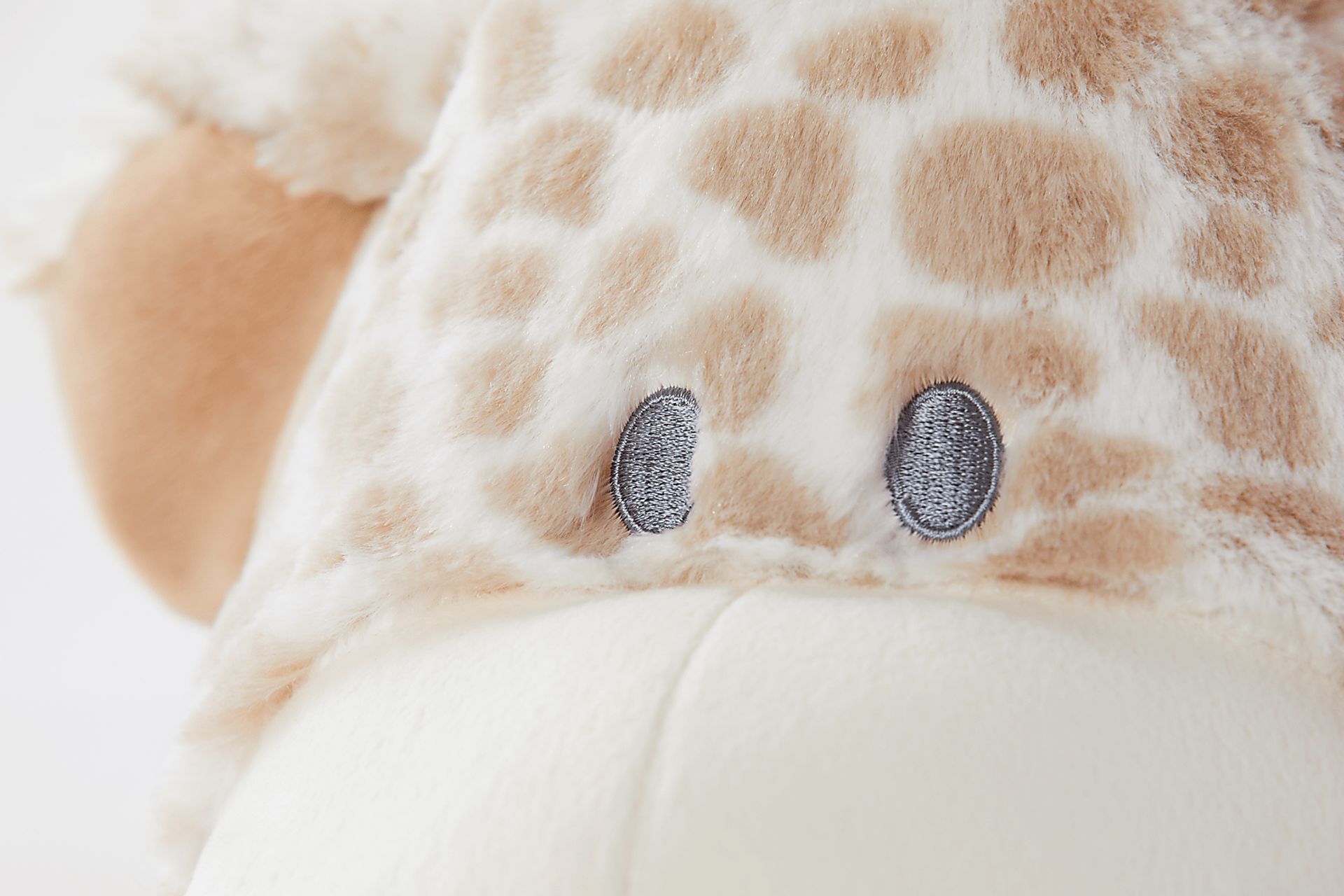 Gabby Giraffe Tan Toddler Chair - Image 3