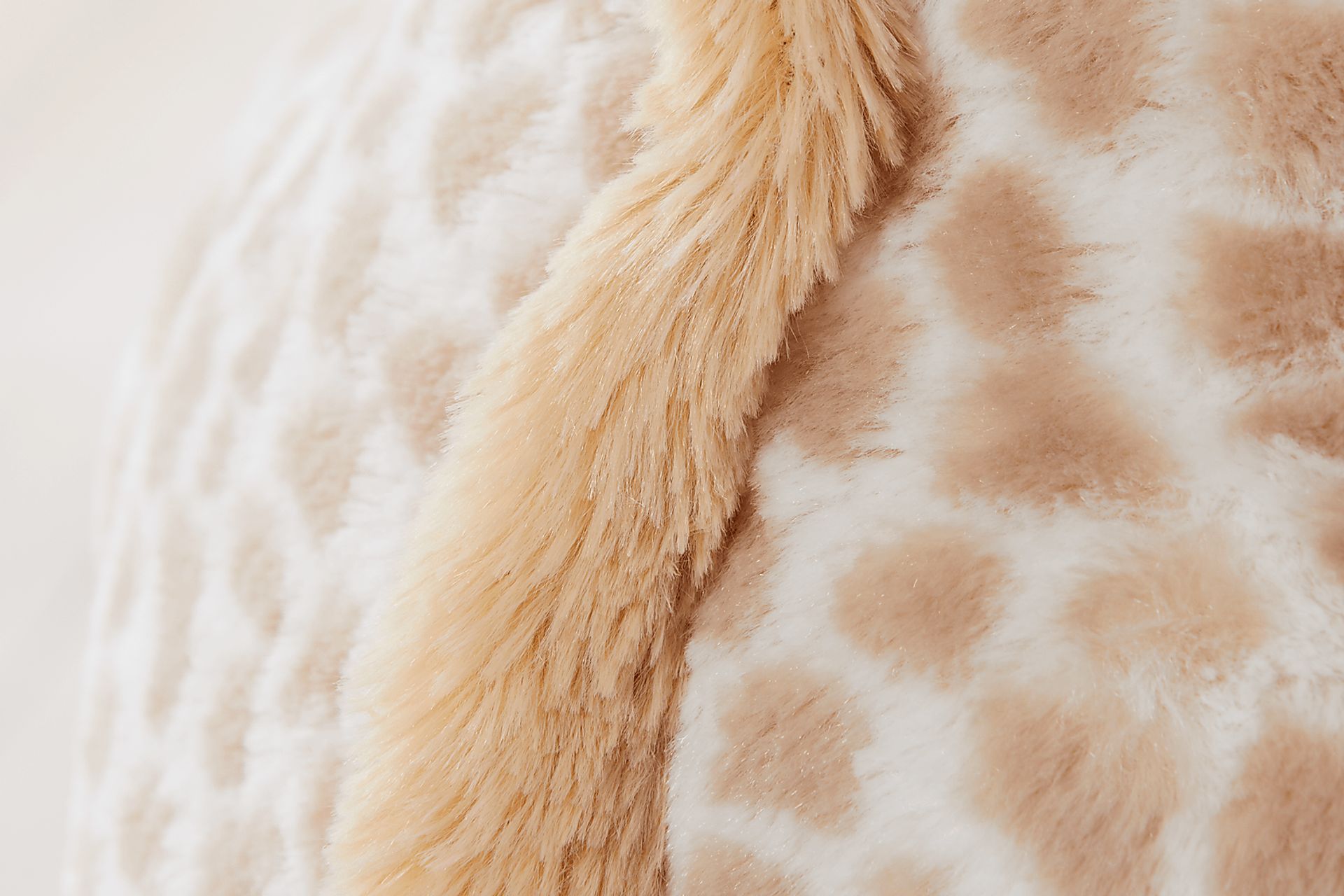 Gabby Giraffe Tan Toddler Chair - Image 5