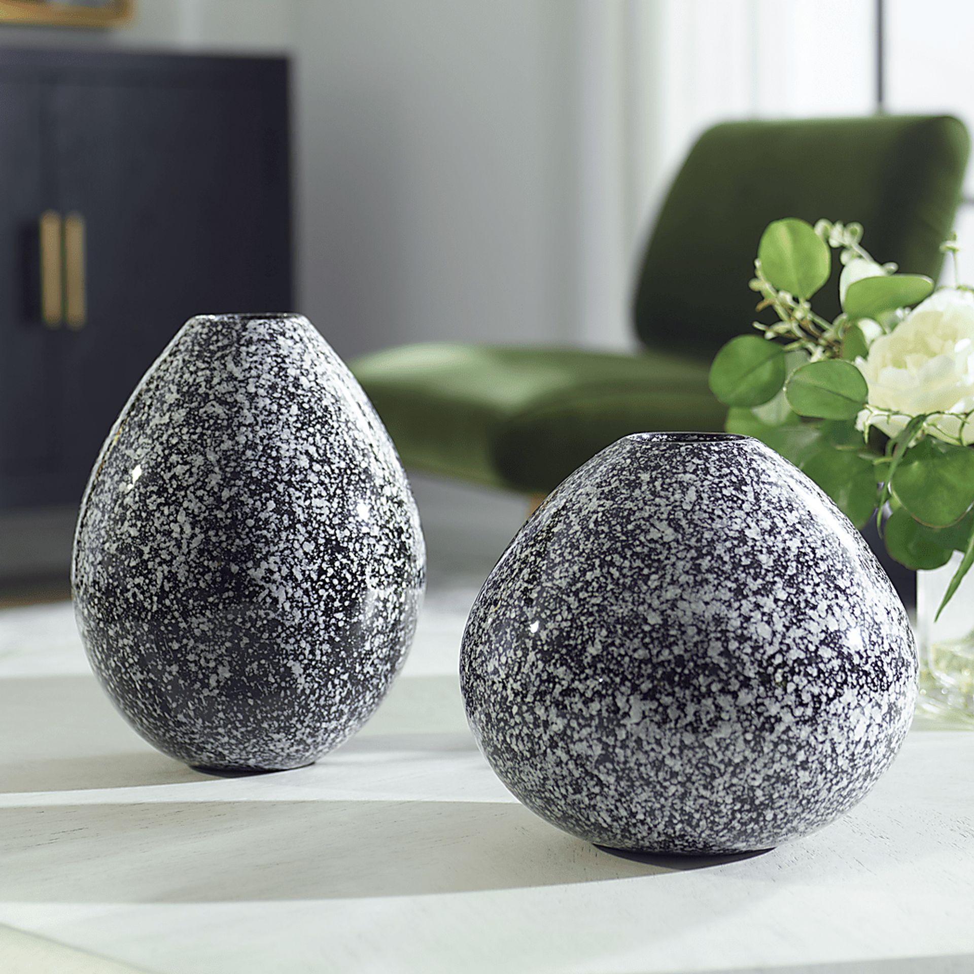 Gaerry Black Vase, Set 2 - Image 2