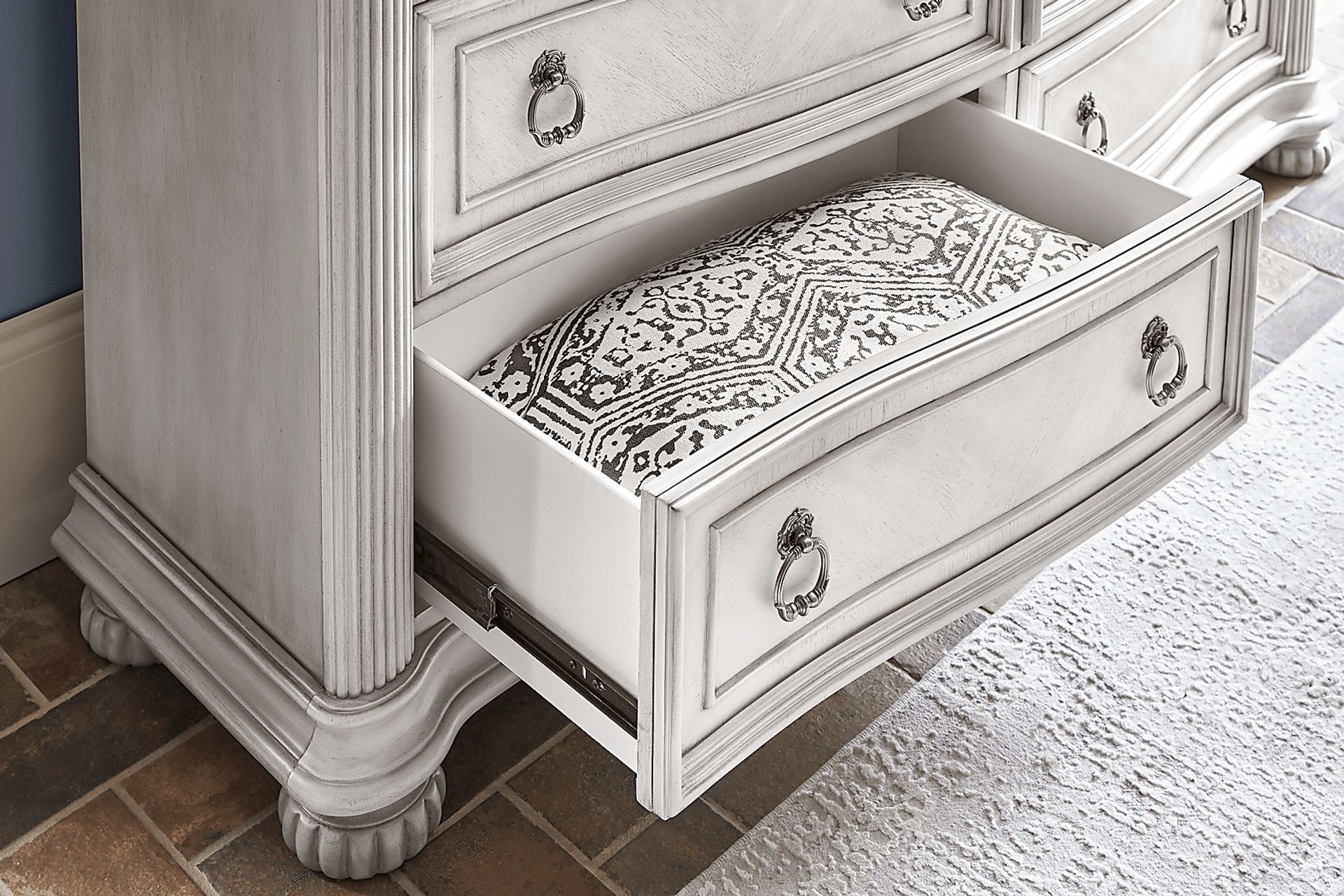 Gallagher Avenue White 7 Pc King Panel Bedroom - Image 8