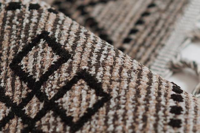 Genny Black 5'3 x 7'6 Rug - Thumbnail - Image 6