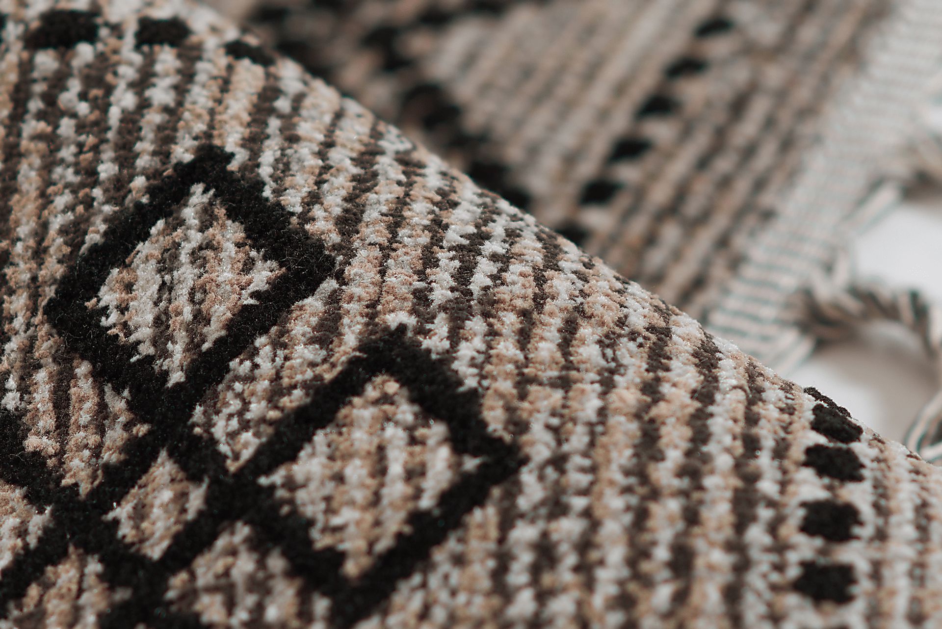 Genny Black 5'3 x 7'6 Rug - Image 6