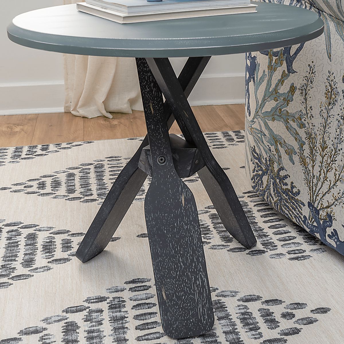 Glascour Silver Gray Accent Table | Rooms to Go