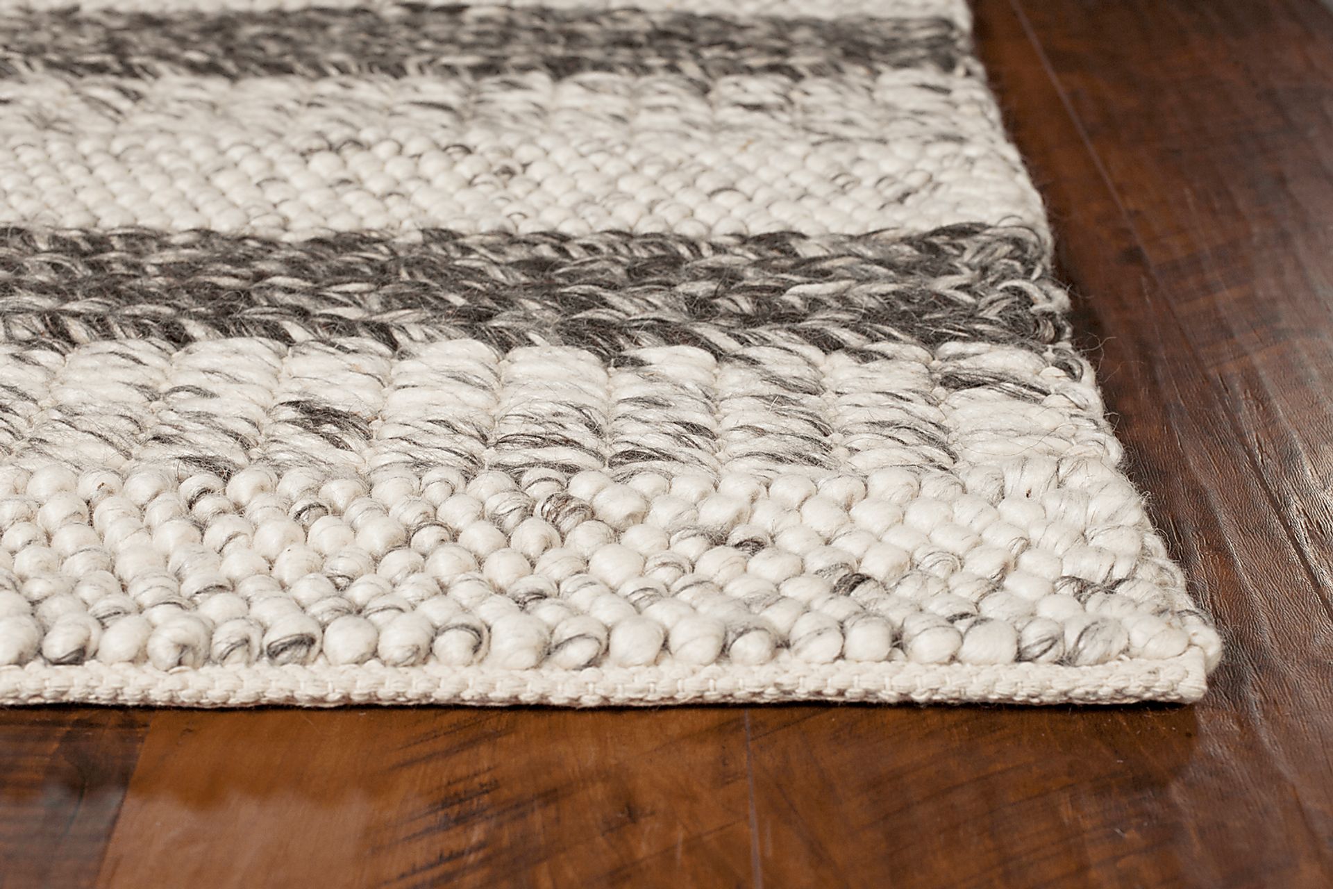 Glashburn Gray 5' x 7' Rug - Image 2
