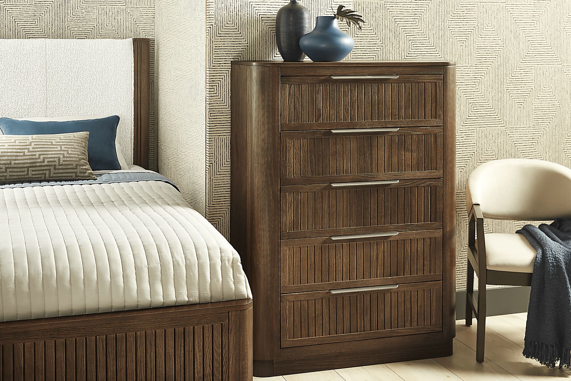 Glenfair Tobacco 5 Pc Queen Upholstered Bedroom - Image 7