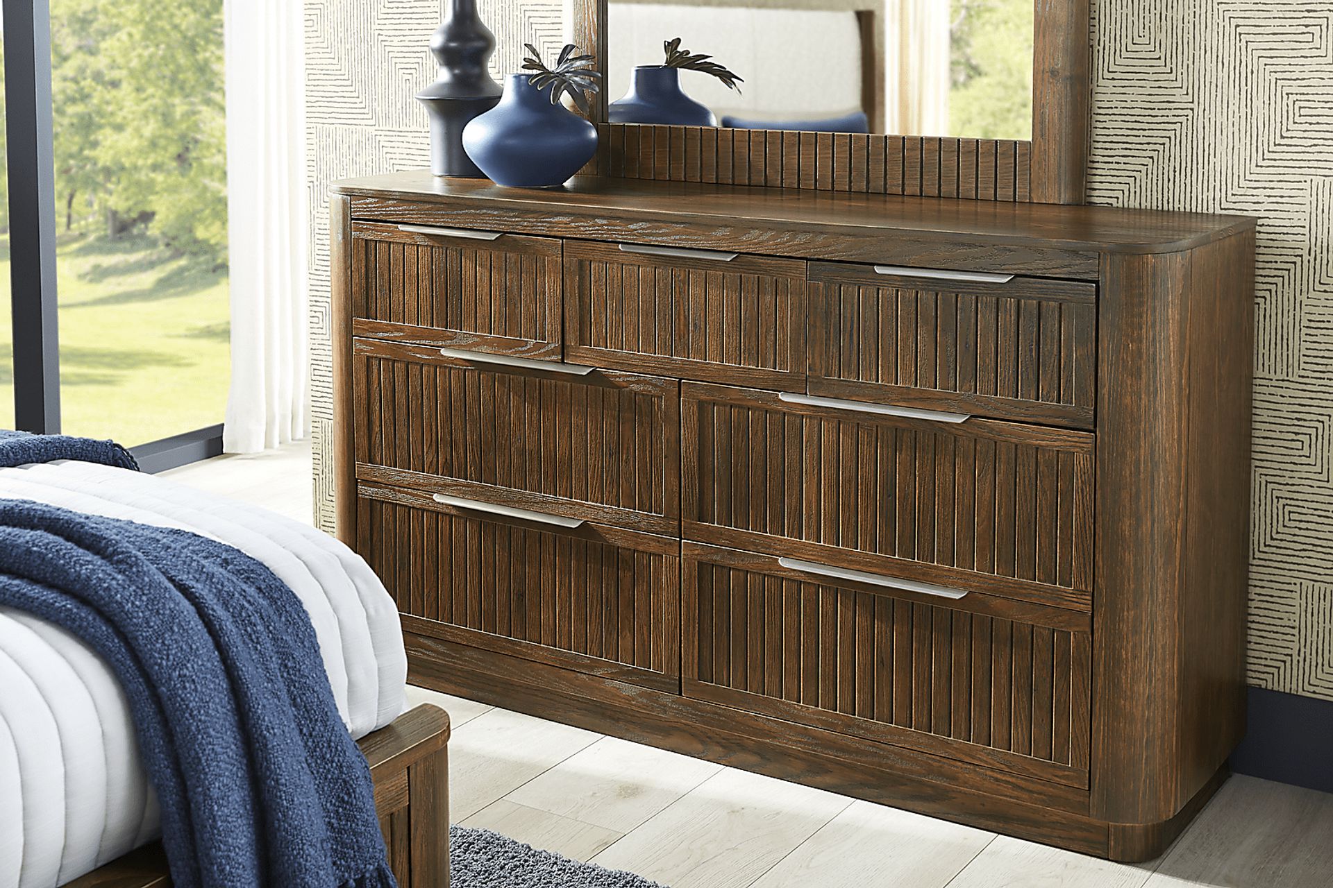 Glenfair Tobacco 5 Pc Queen Upholstered Bedroom - Image 6