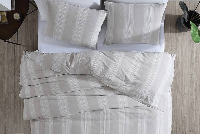 Graegle Gray Ivory 3 Pc King Comforter Set - Thumbnail - Image 2