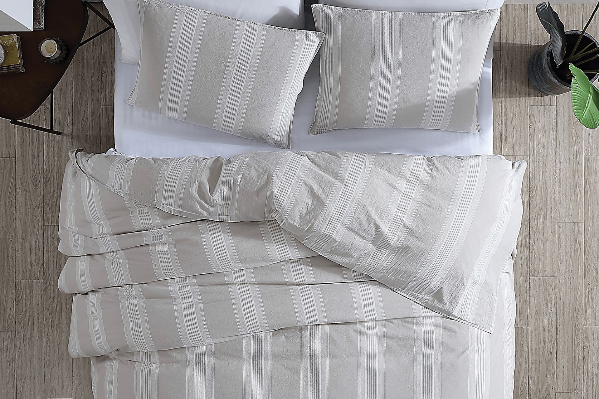 Graegle Gray Ivory 3 Pc King Comforter Set - Image 2