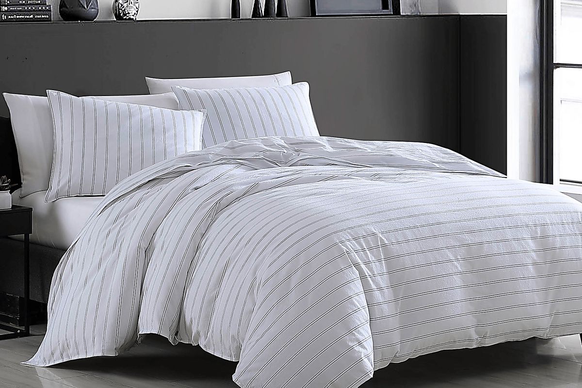 Griffian White 3 Pc Queen Comforter Set