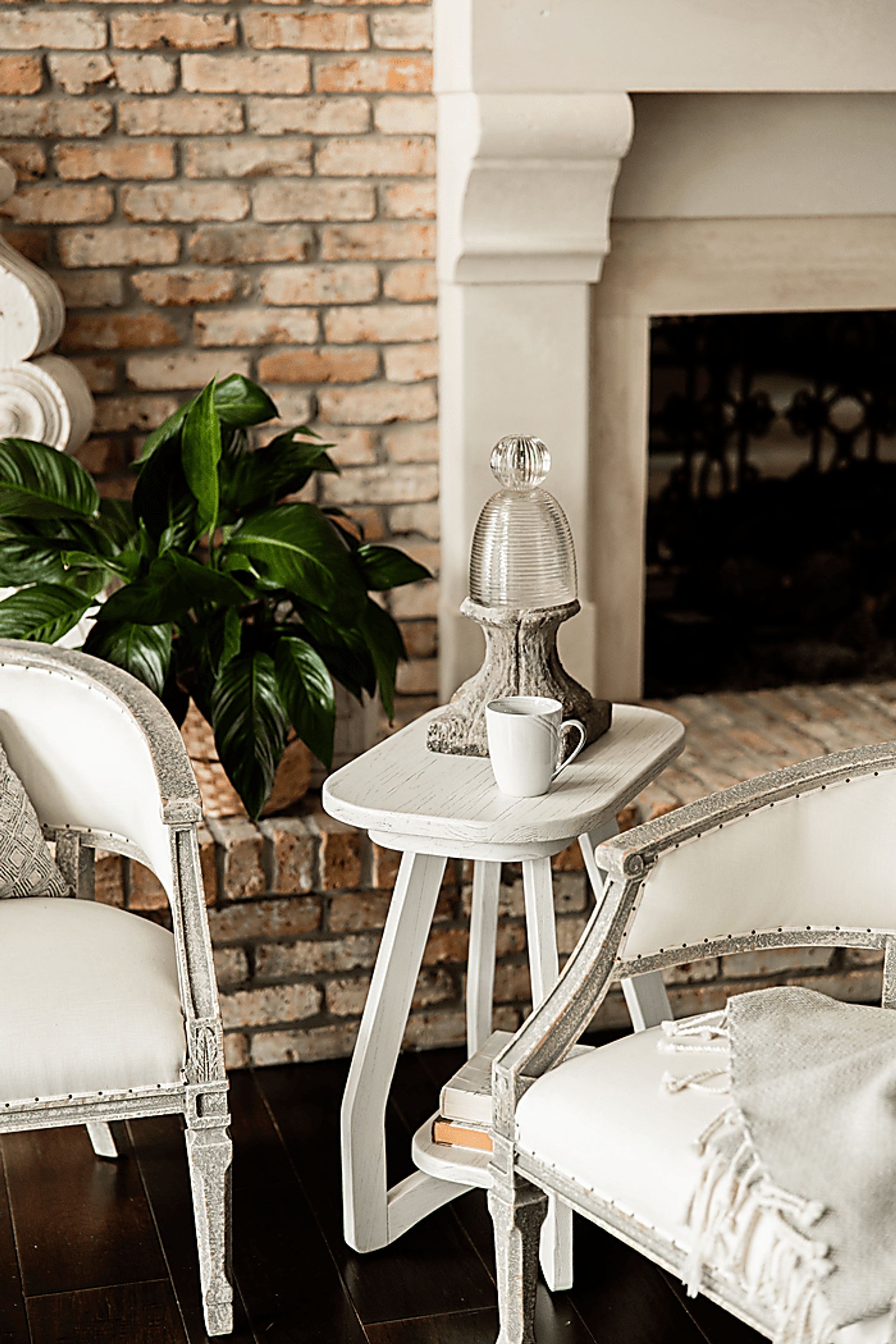 Guoten White Chairside Table - Image 3