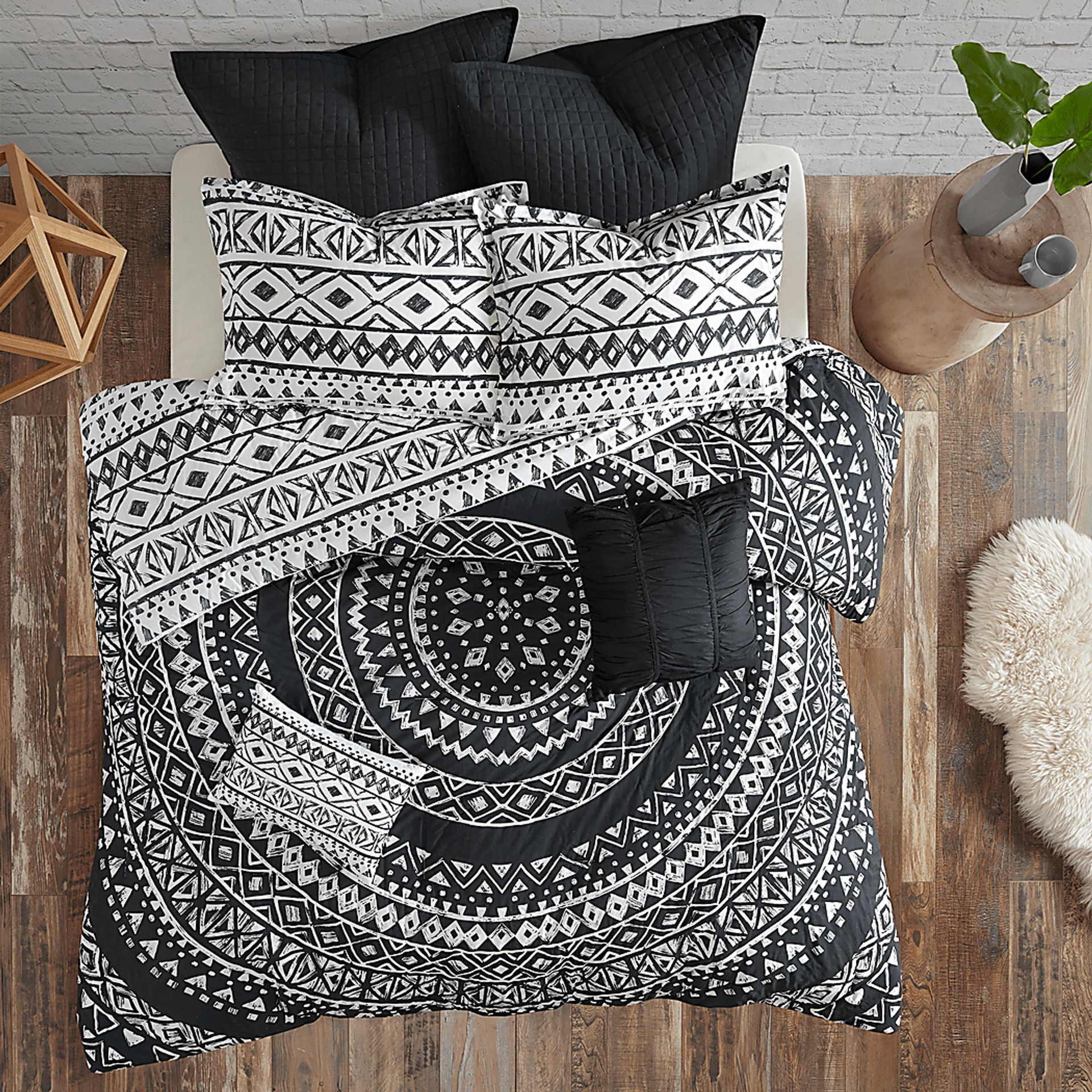 Haisley Black 7 Pc Queen Comforter Set - Image 4