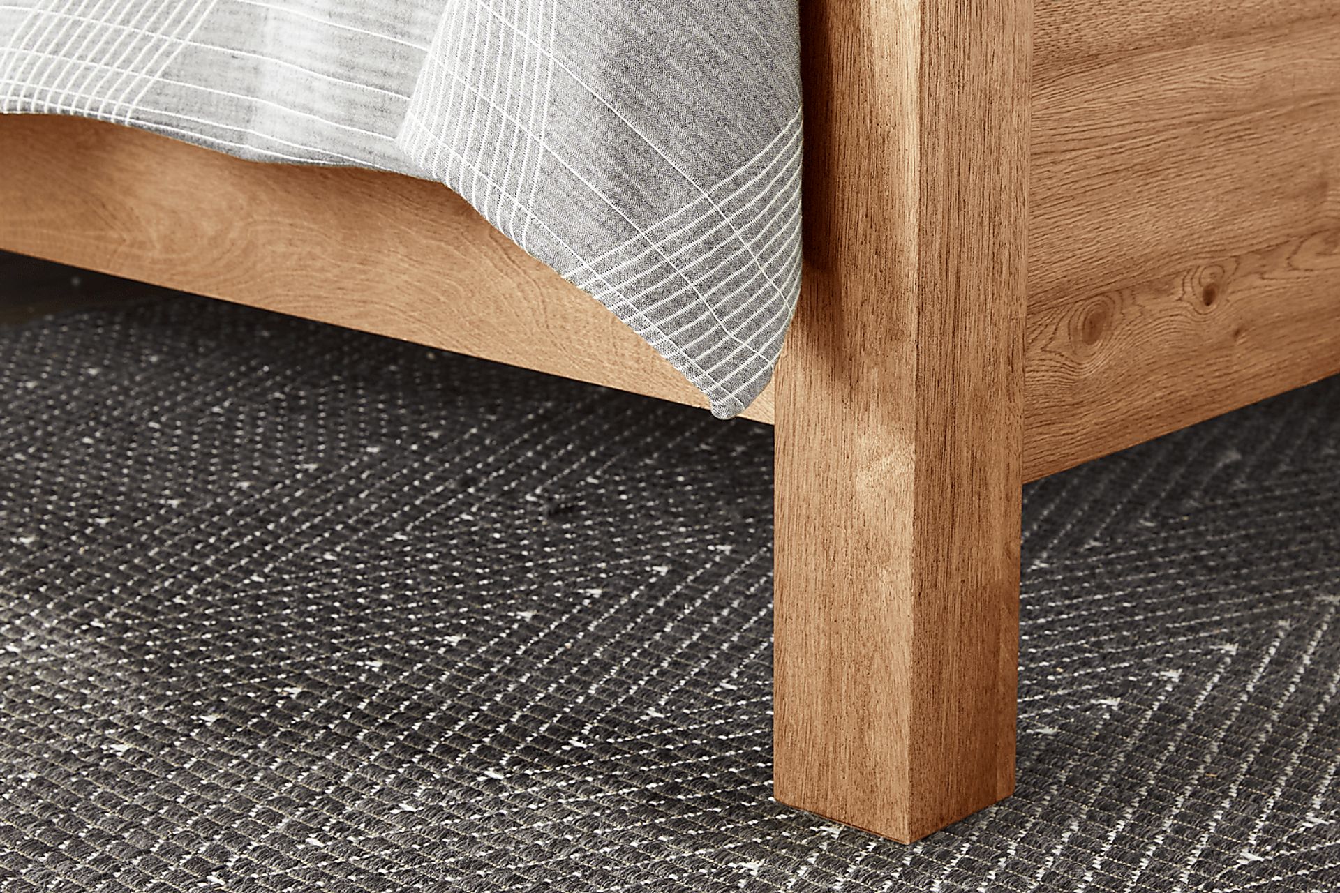 Hargrove Light Oak 7 Pc King Post Bedroom - Image 4