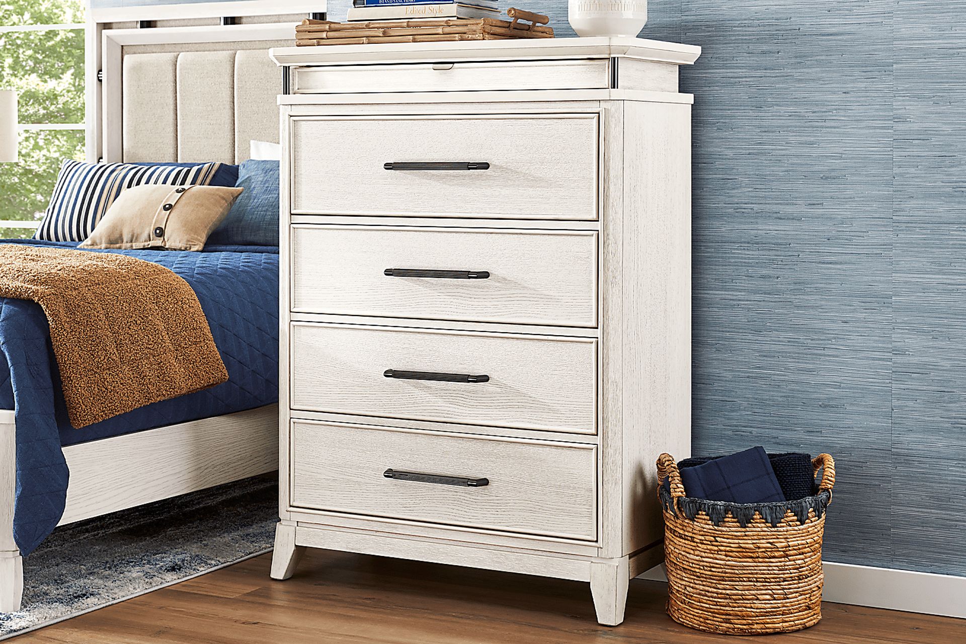 Heiress White 5 Pc Queen Upholstered Bedroom - Image 6