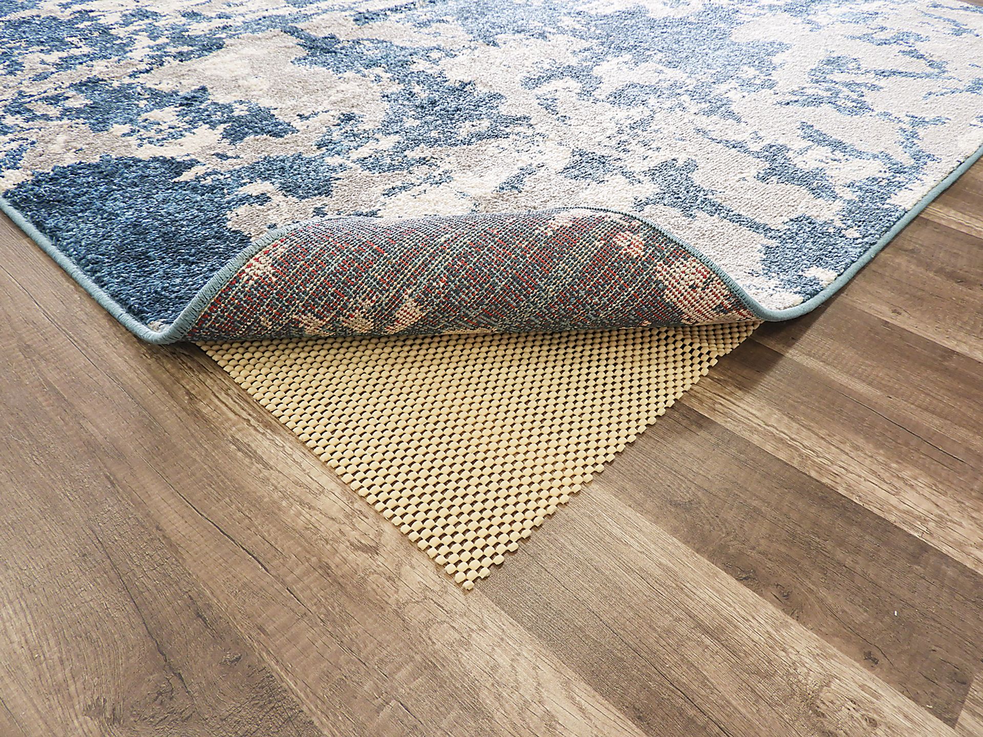 CosmoLiving By Cosmopolitan Hermon Silver 5' x 7' Rug - Image 3