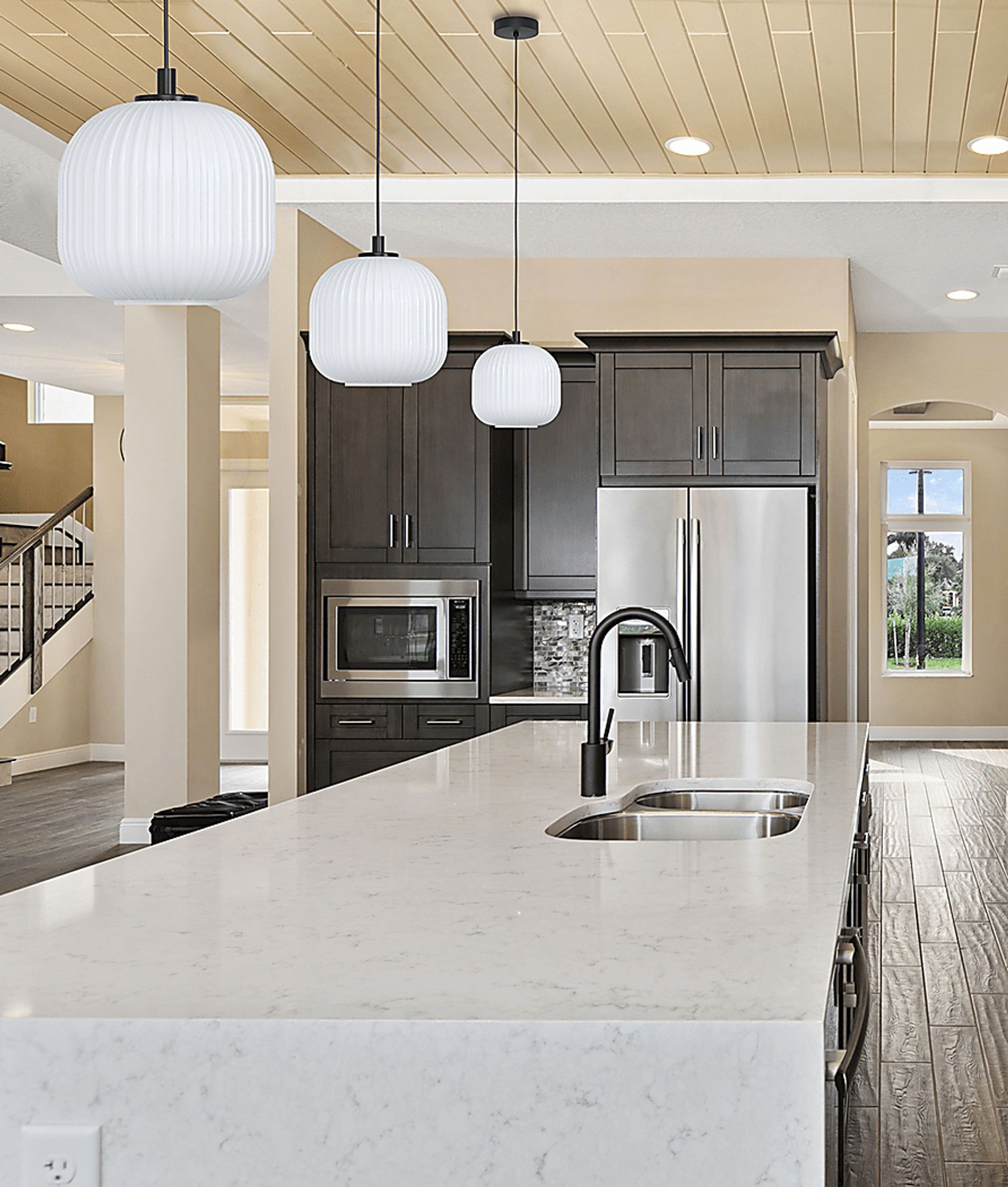 Hillcrest Gate Black Pendant - Image 2