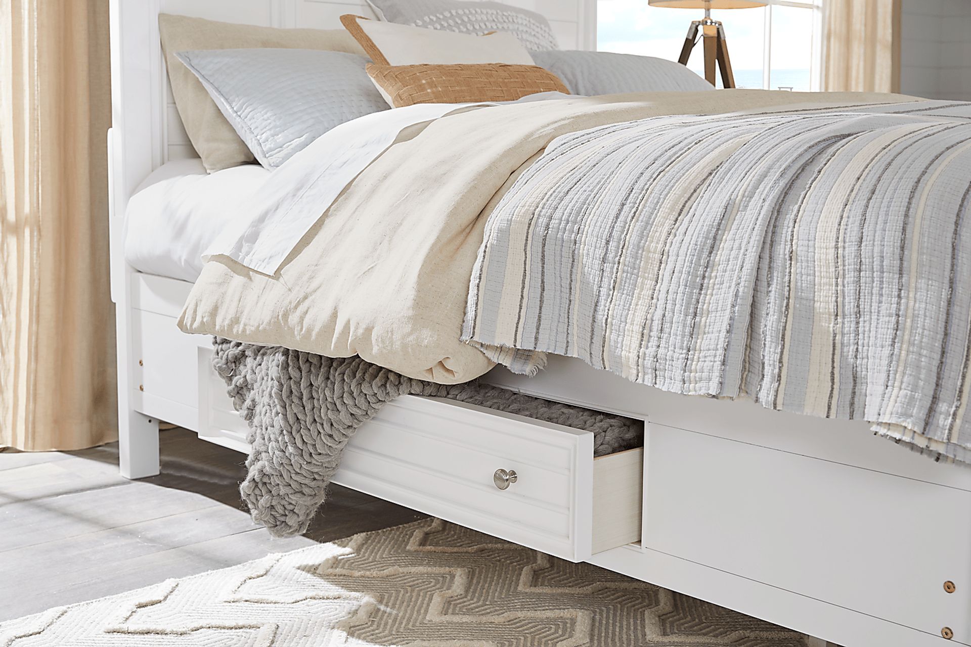 Hilton Head White 5 Pc Queen Storage Bedroom - Image 5