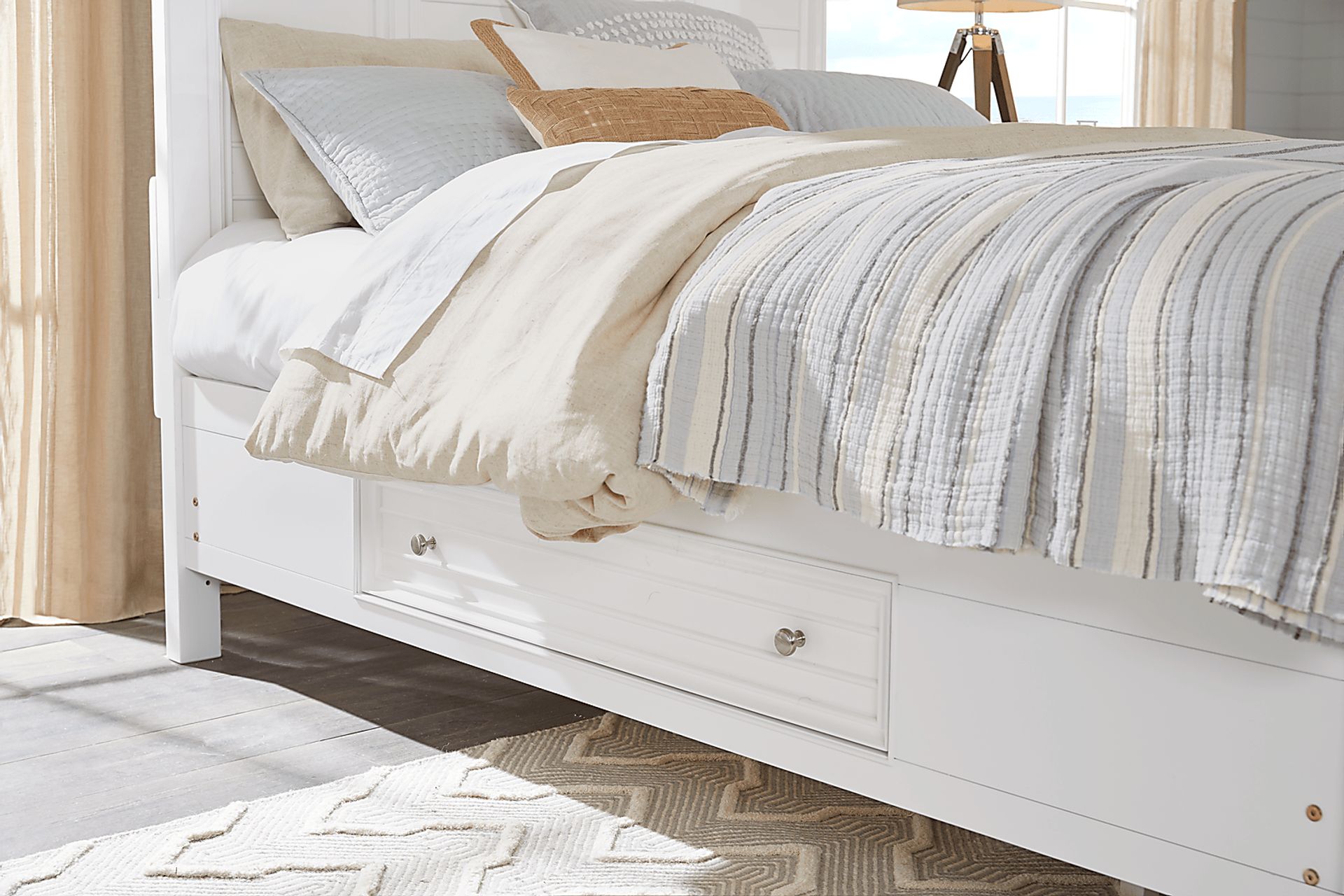 Hilton Head White 5 Pc Queen Storage Bedroom - Image 7