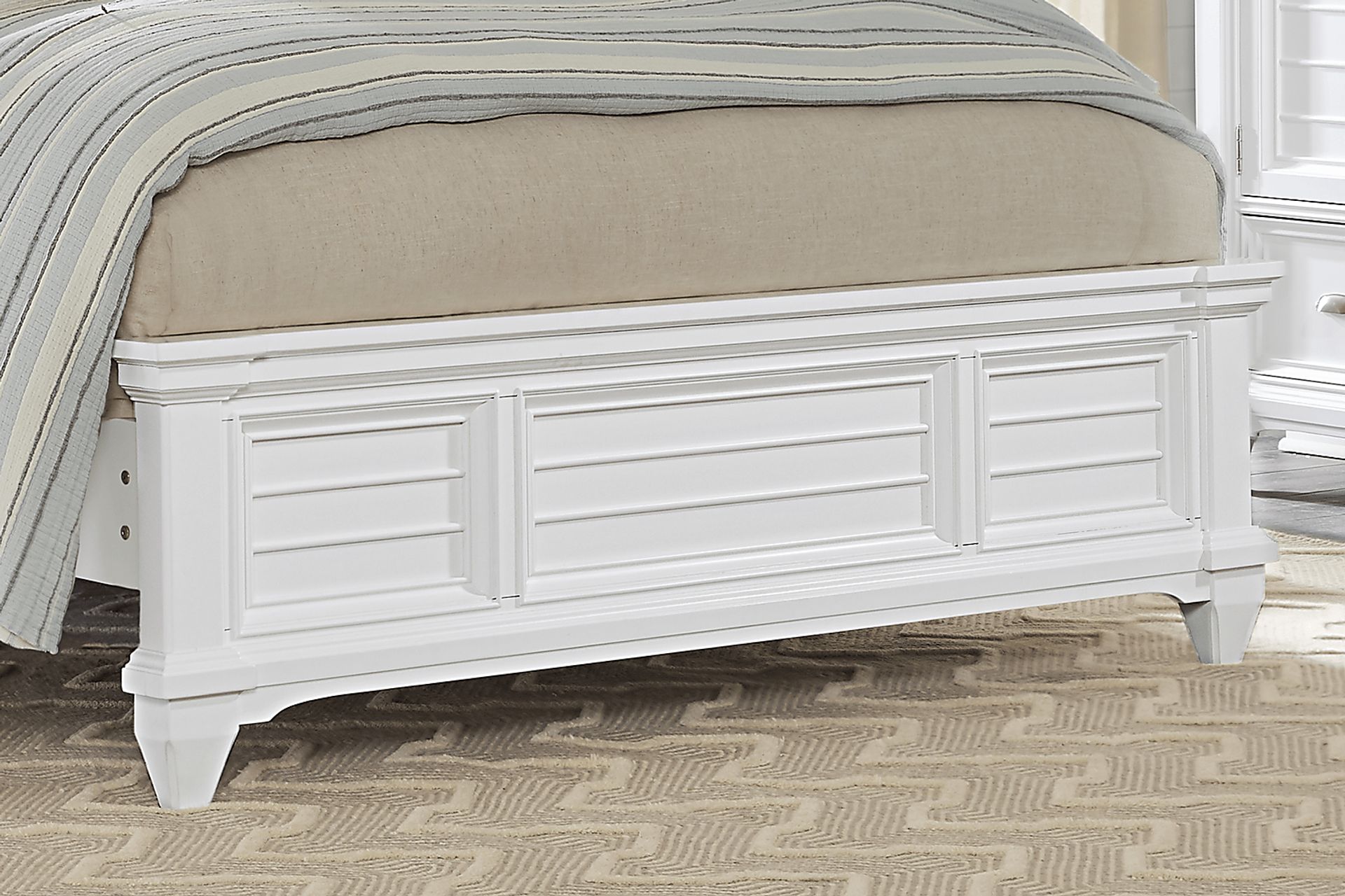 Hilton Head White 3 Pc Queen Panel Bed - Image 5