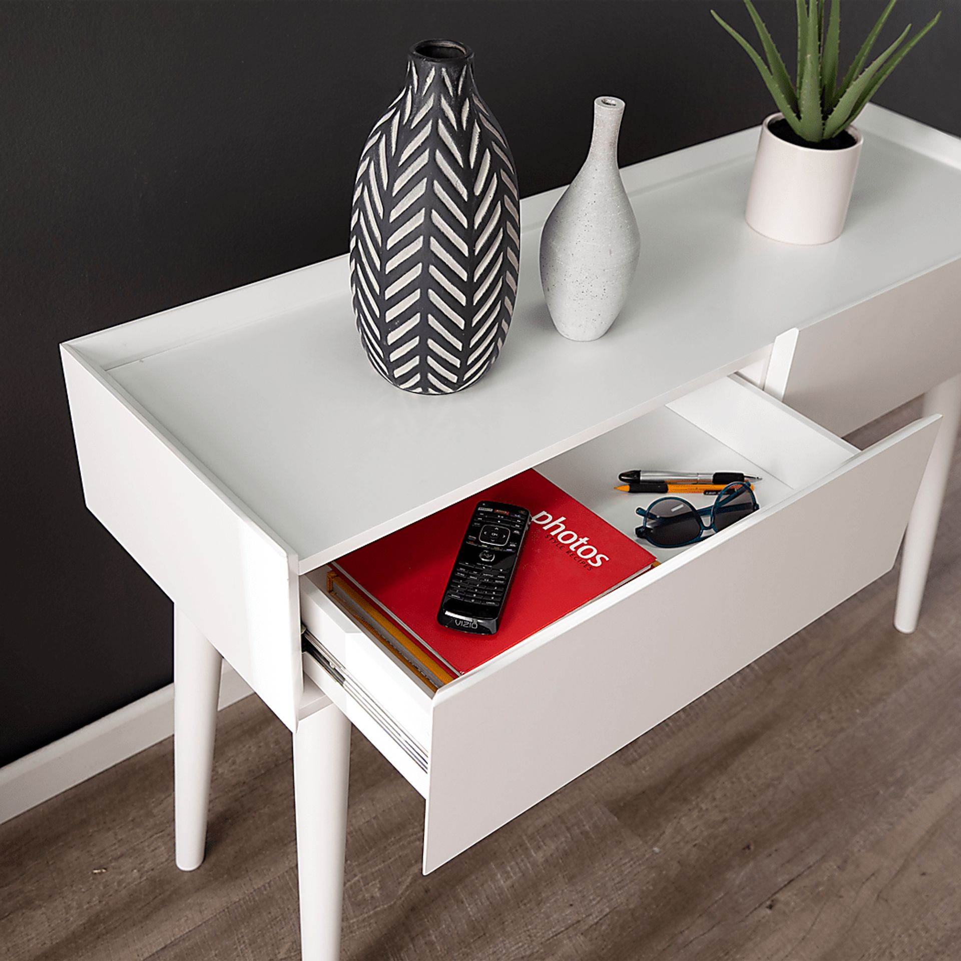 Holmeswood White Console Table - Image 4