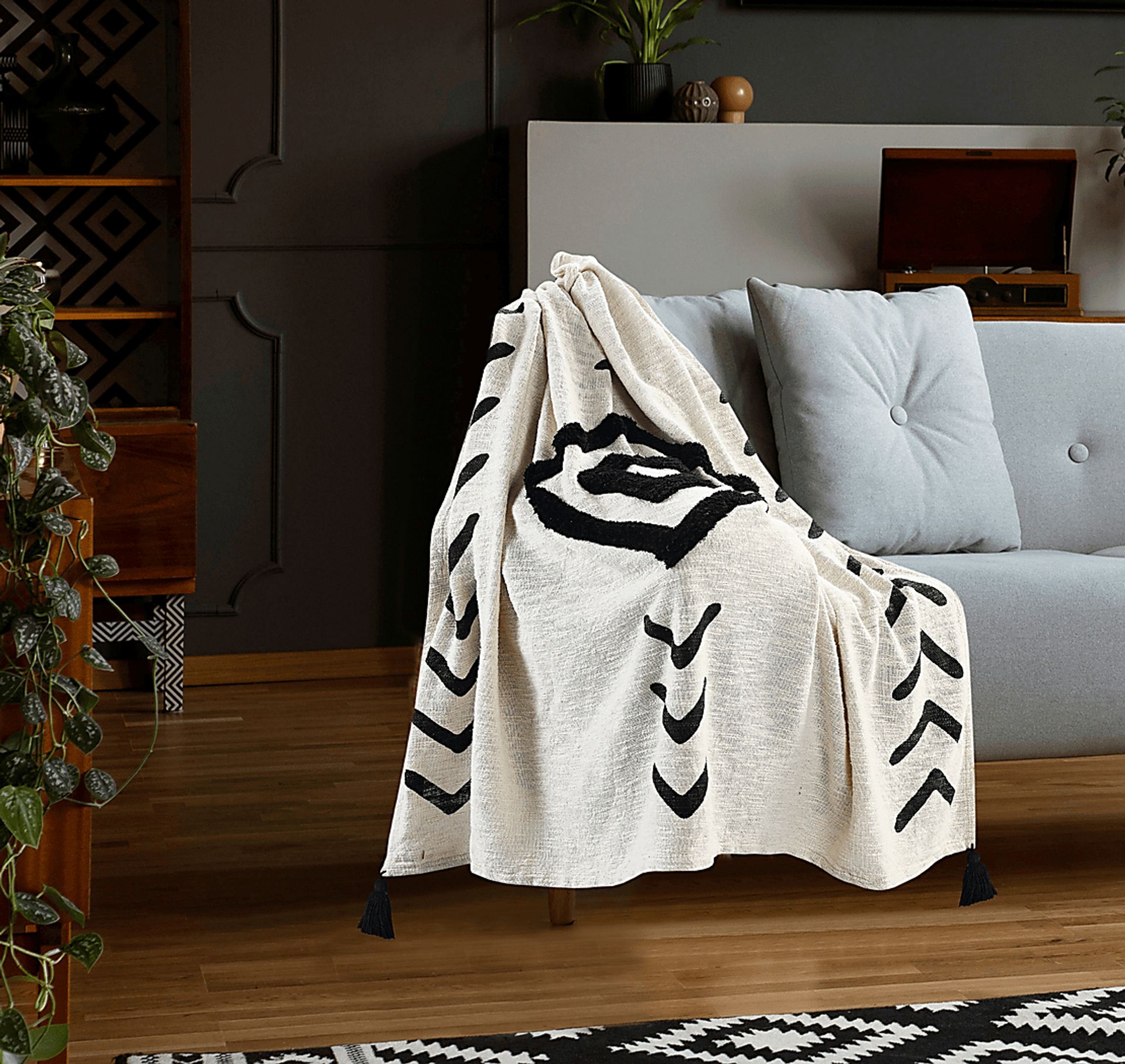 Hookstone V Black Throw Blanket - Image 2