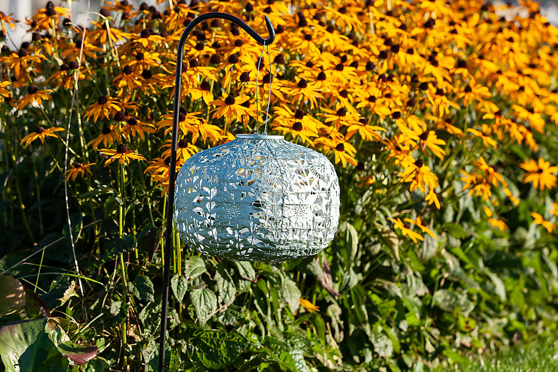 Irian Island Outdoor Sage Solar Lantern - Image 4