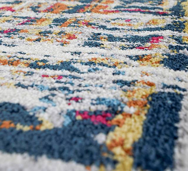 CosmoLiving By Cosmopolitan Izabella Ivory 5' x 7' Rug - Thumbnail - Image 2