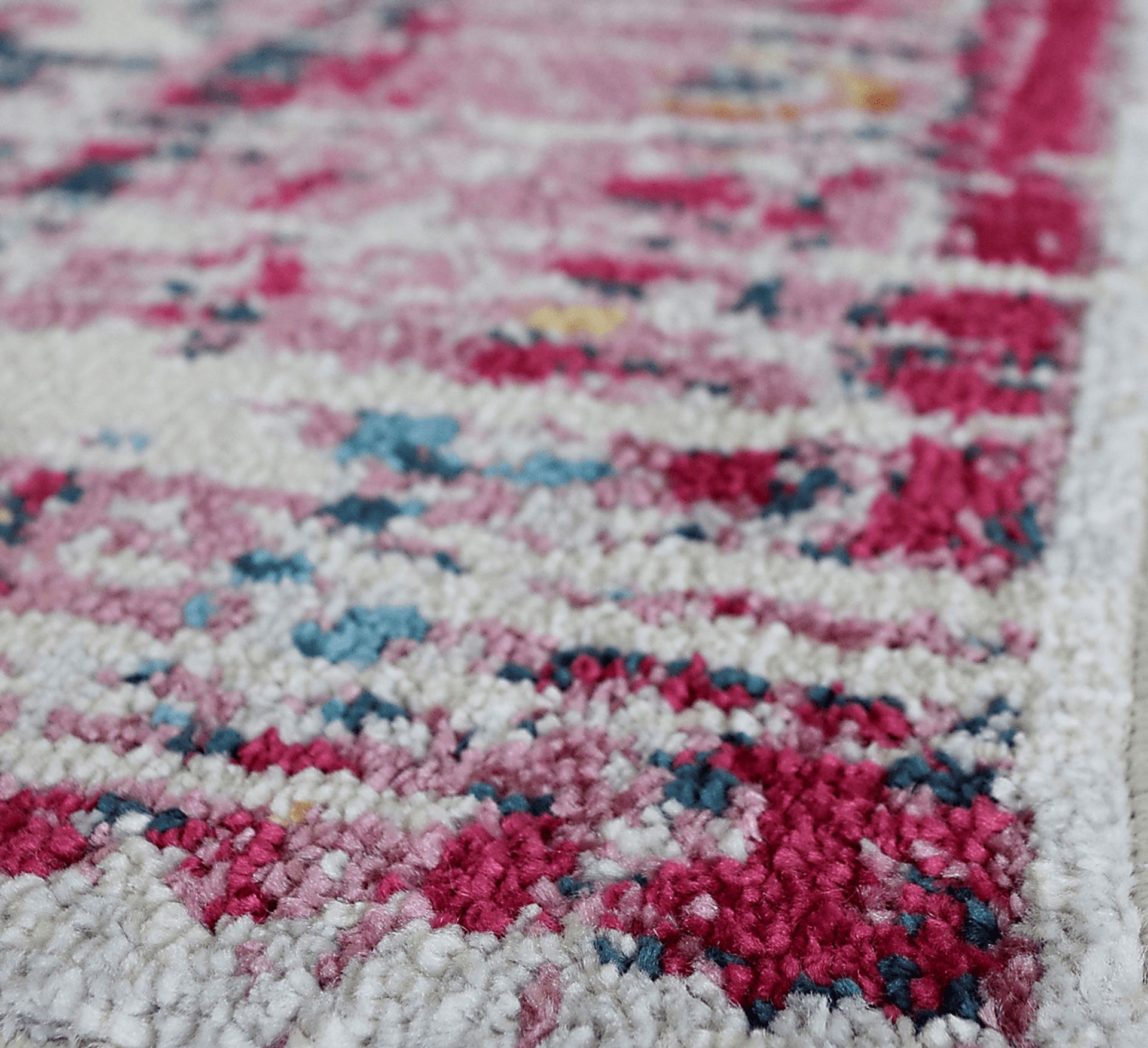 CosmoLiving By Cosmopolitan Izabella Pink 5' x 7' Rug - Image 2