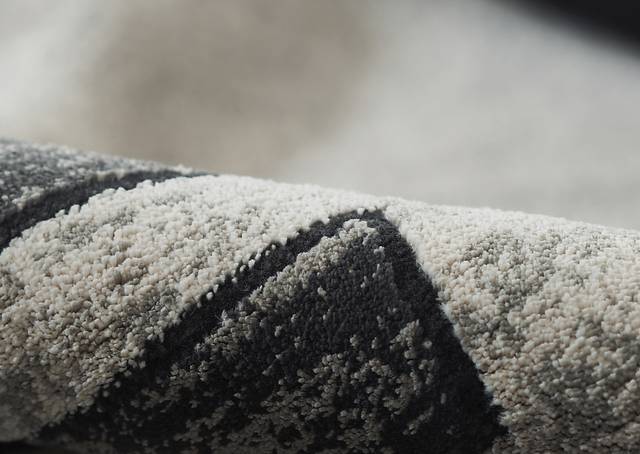 Jenzen Black 5'1 x 7'7 Rug - Thumbnail - Image 5