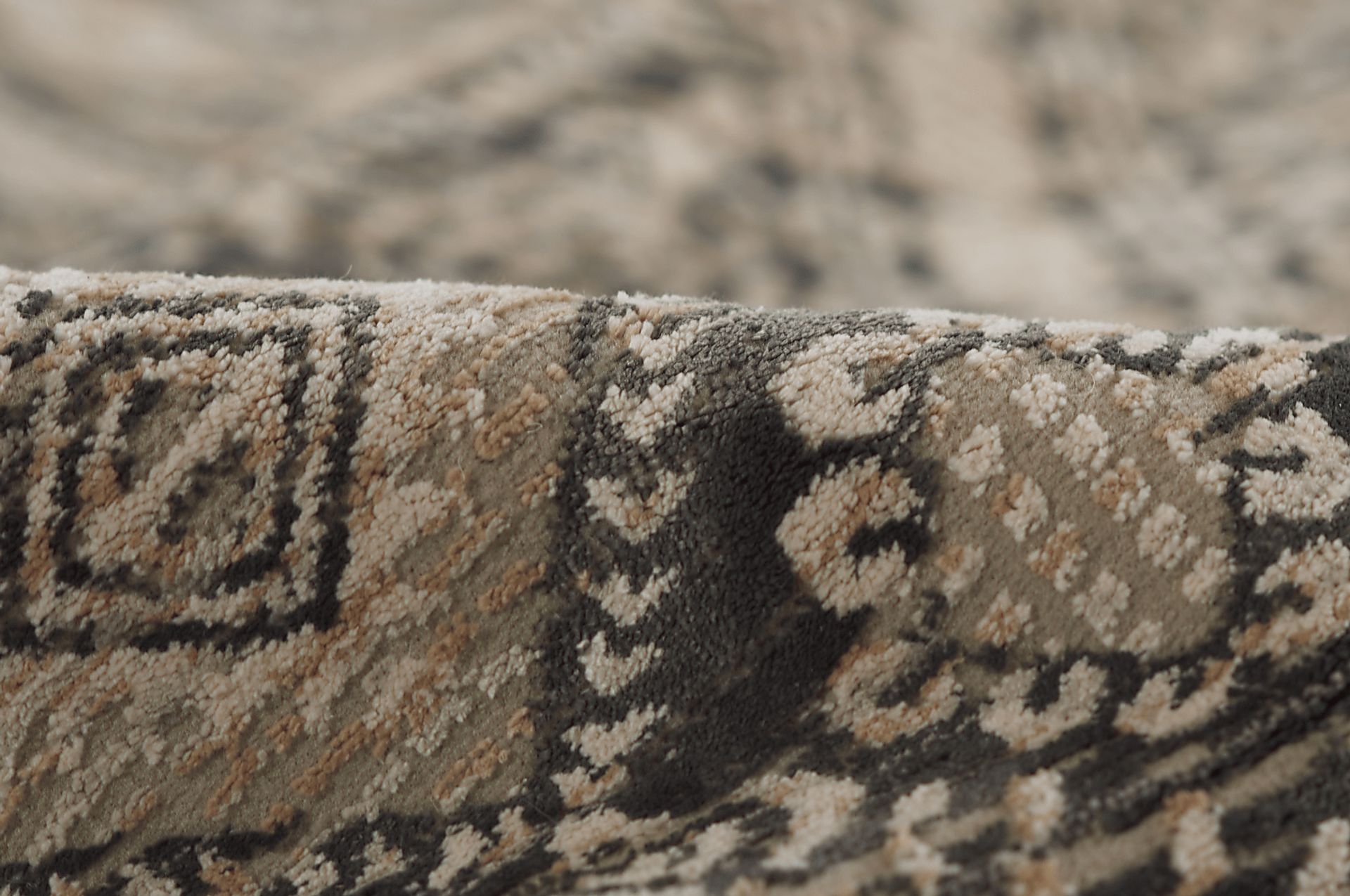 Juith Black 3'10 x 5'7 Rug - Image 4