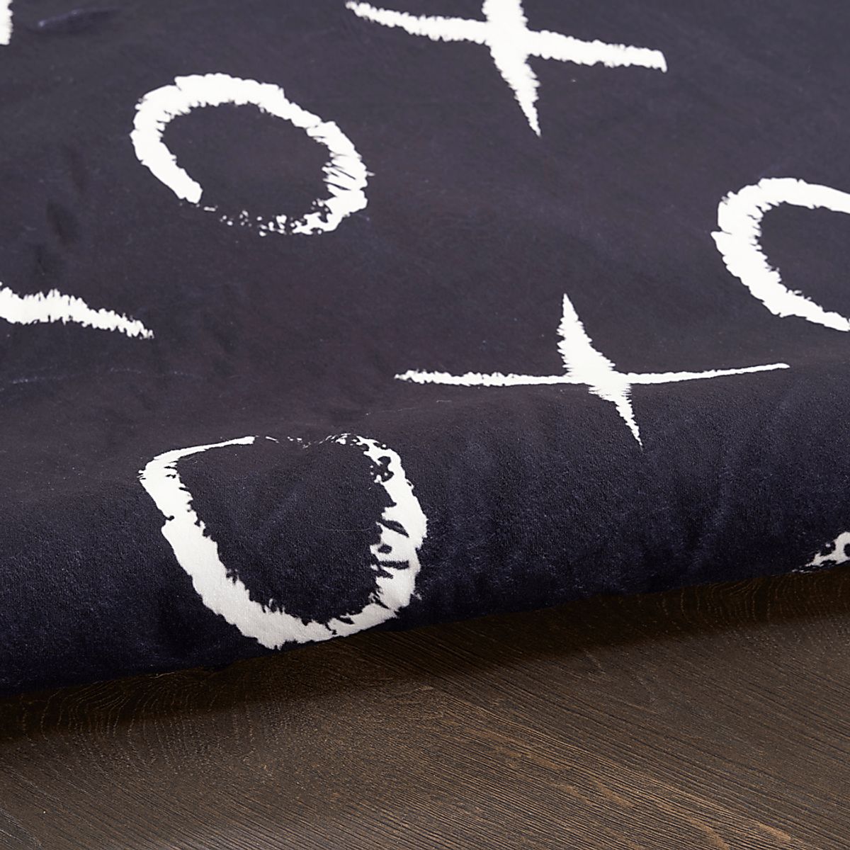 Cute Hugs Black Rugs | Rooms to Go