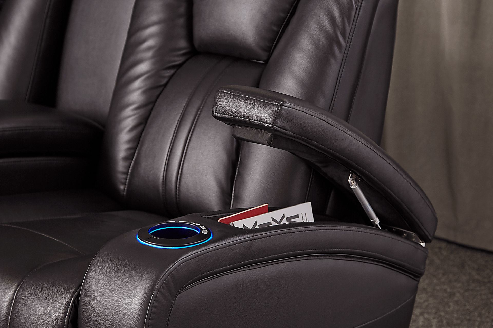 Kingvale Court Black Dual Power Reclining Console Loveseat - Image 4