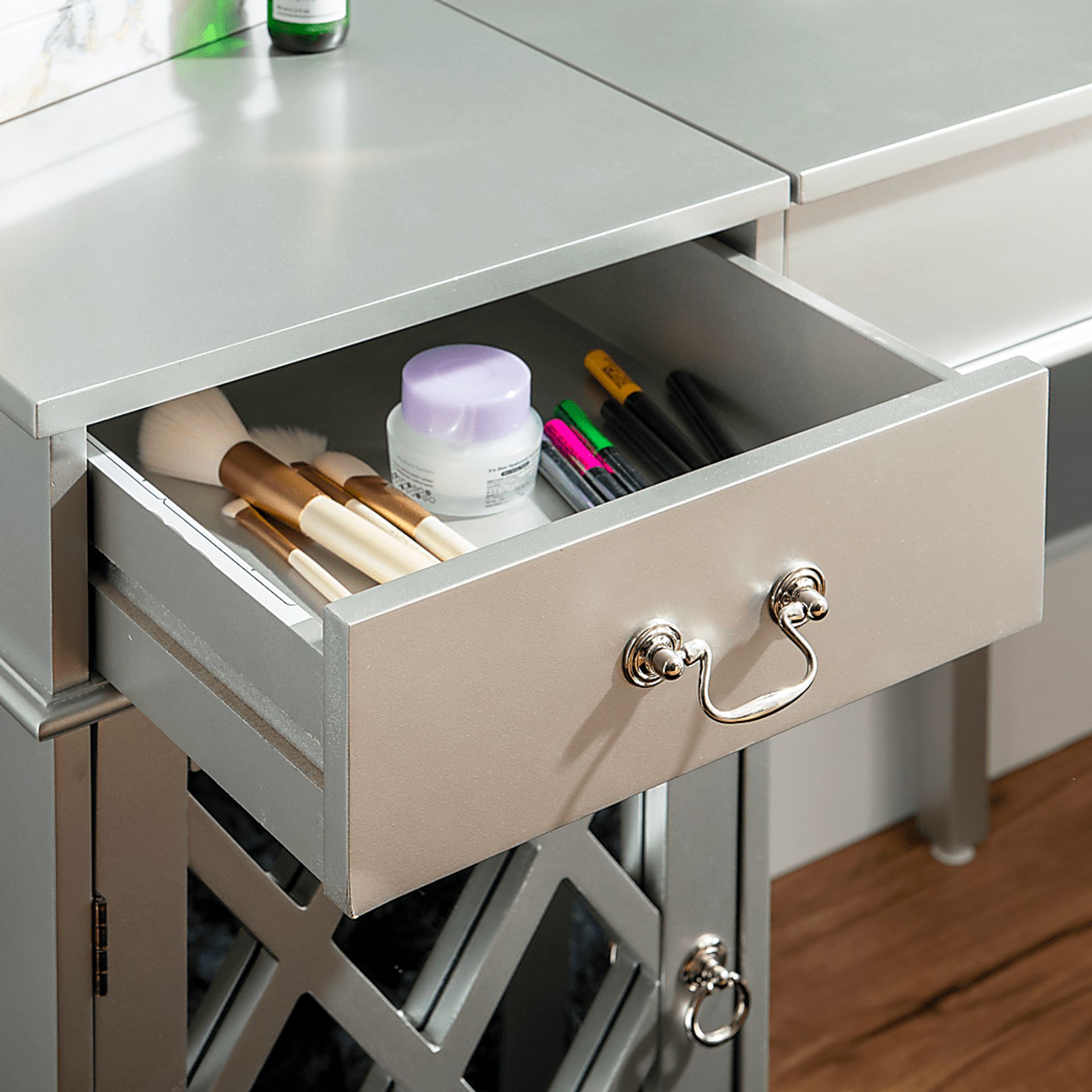 Klingle Gray Vanity Set - Image 17