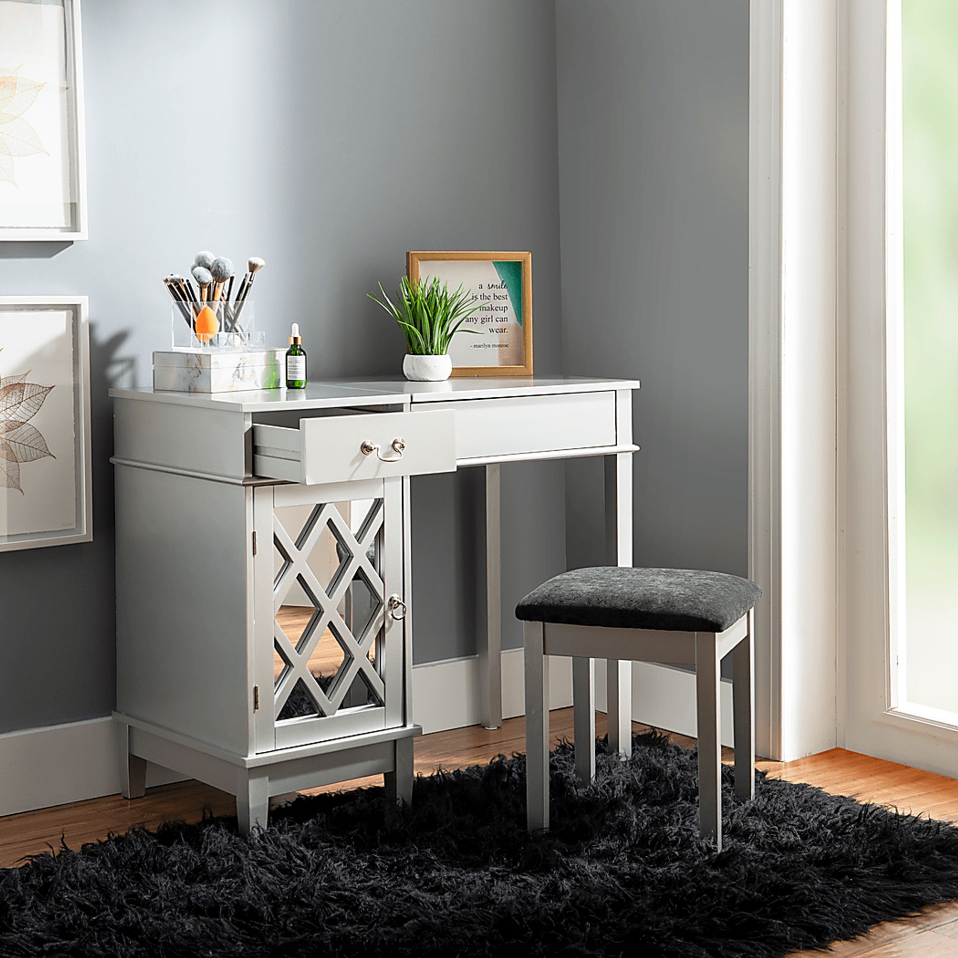 Klingle Gray Vanity Set - Image 4