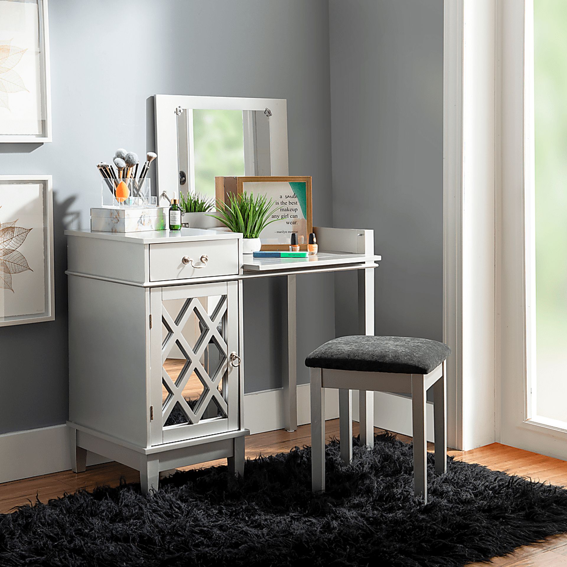 Klingle Gray Vanity Set - Image 5