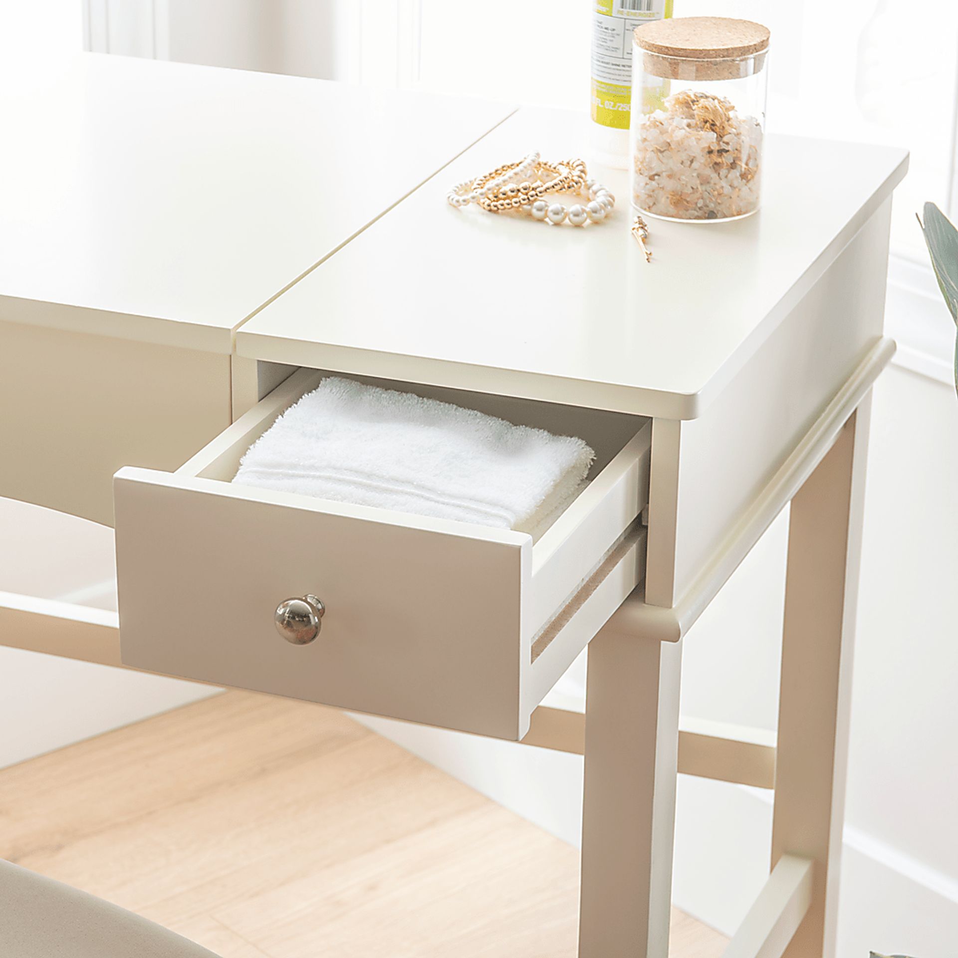 Kraimer Beige Vanity Set - Image 19