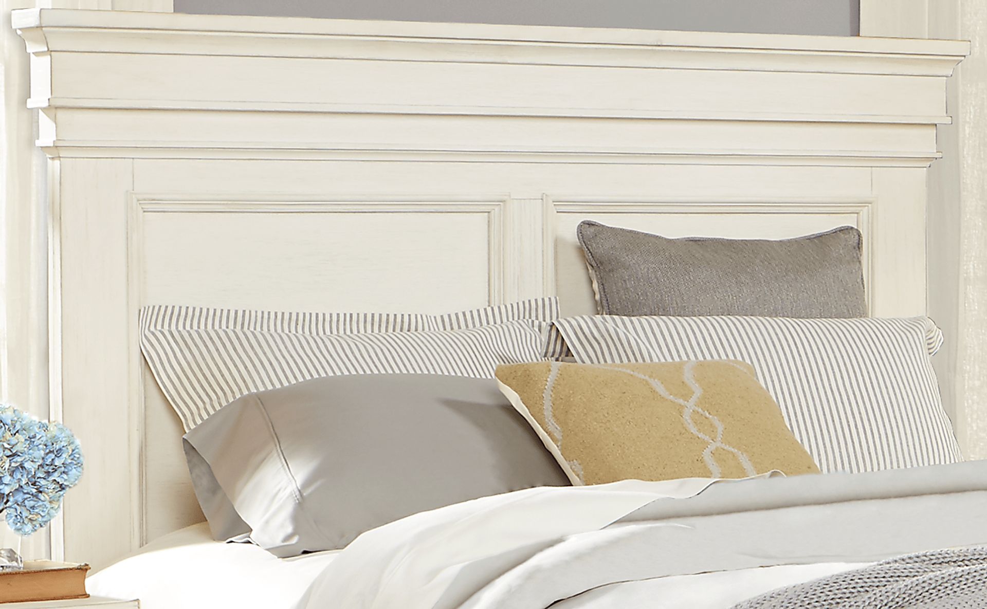 Lake Town Off-White 7 Pc King Panel Bedroom with Storage - Image 4