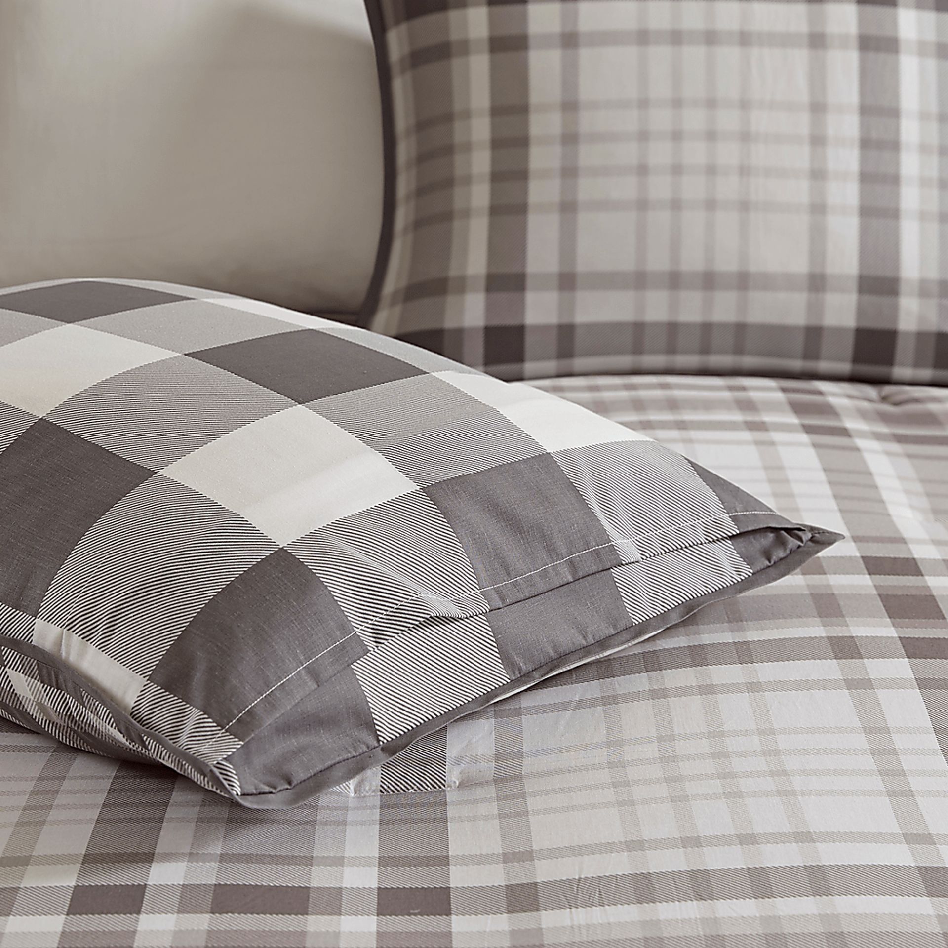 Lakyla Gray 4 Pc Queen Comforter Set - Image 8