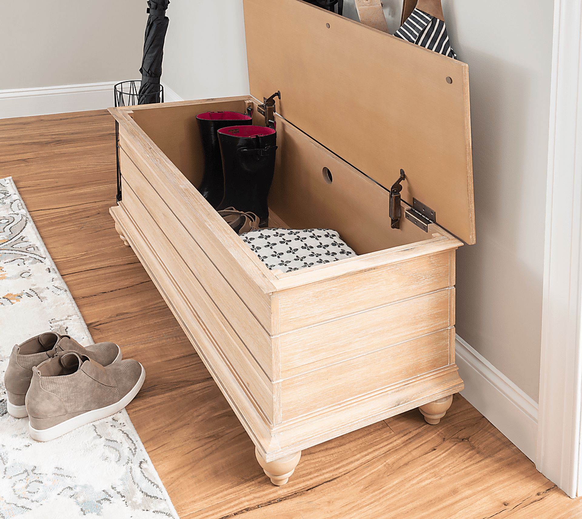 Lawnton Brown Cedar Chest - Image 6