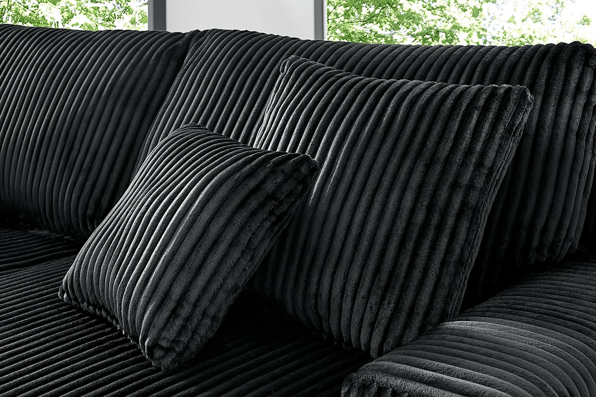 Lexford Park Black 6 Pc Sectional - Image 5