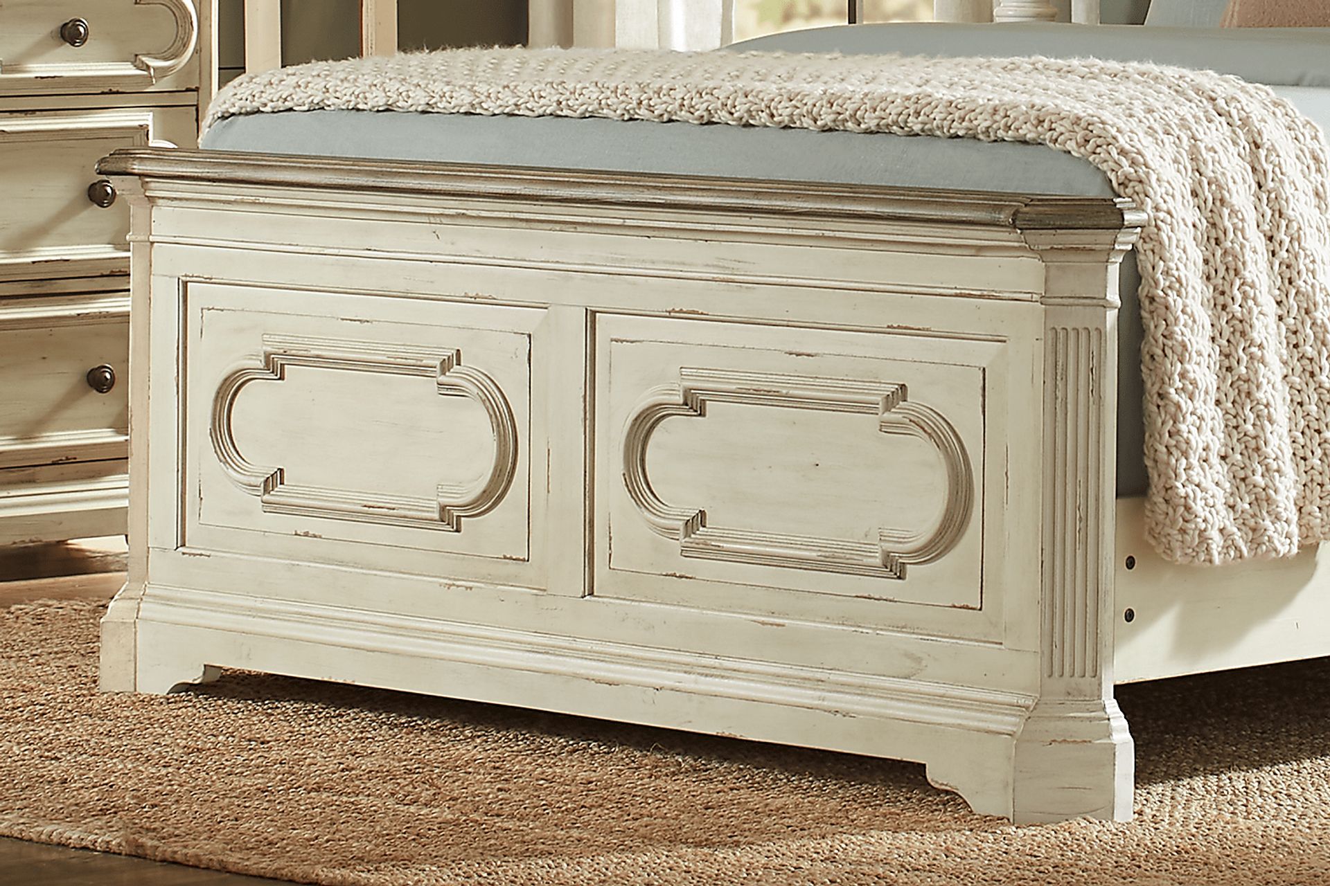 Lindenwood White 8 Pc King Panel Bedroom - Image 4