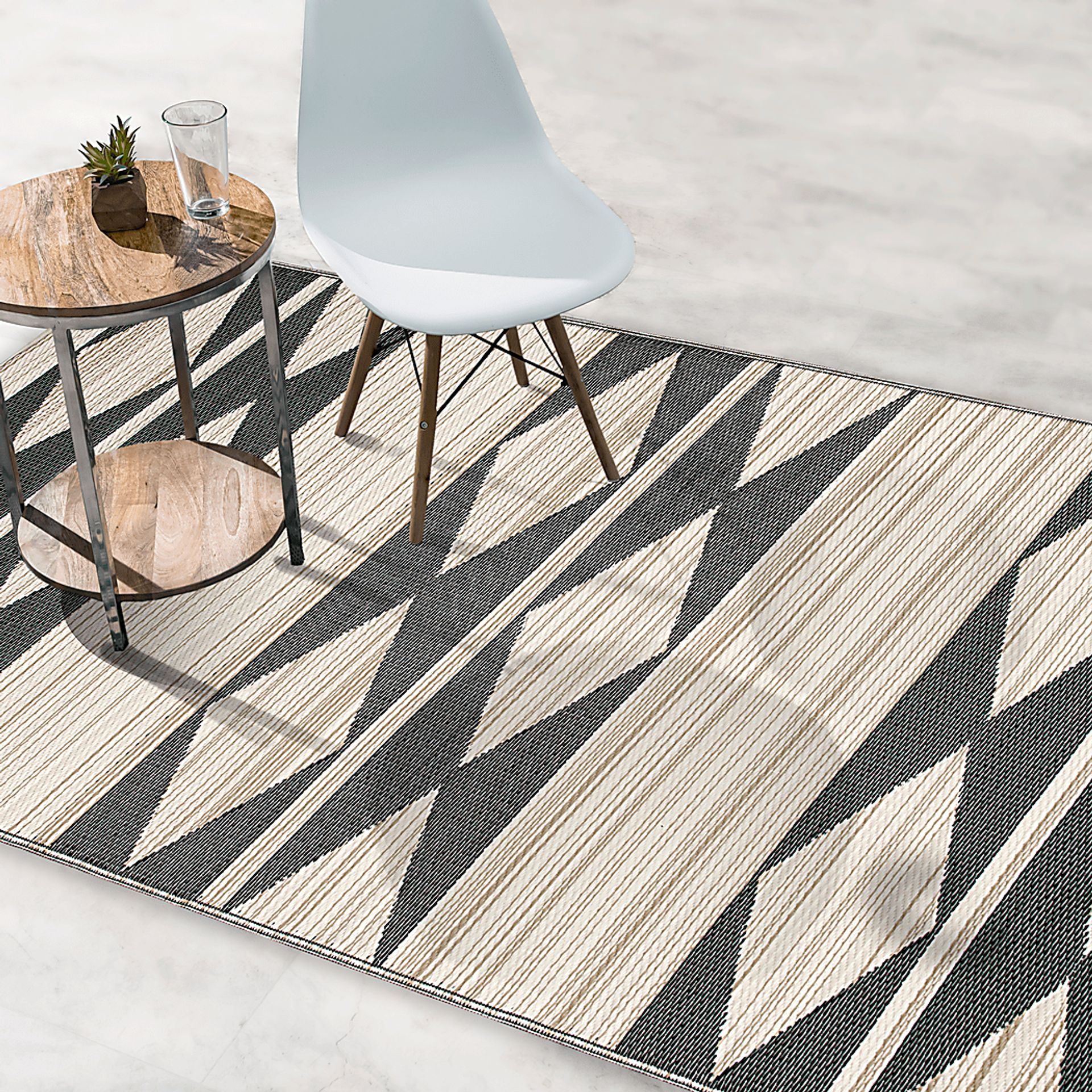 Lineve Natural/Black 6' x 9' Indoor/Outdoor Rug - Image 2
