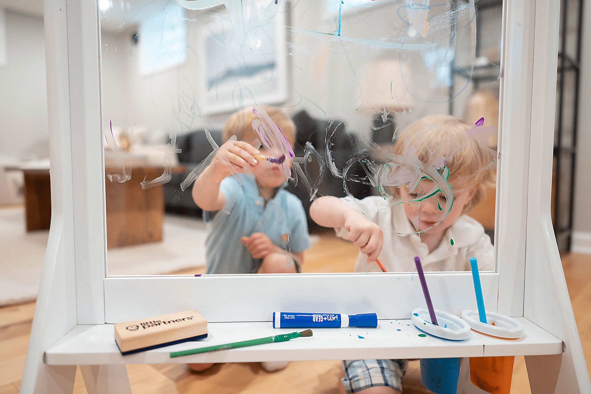Little Partners White Peek-A-Boo Art Easel - Image 3