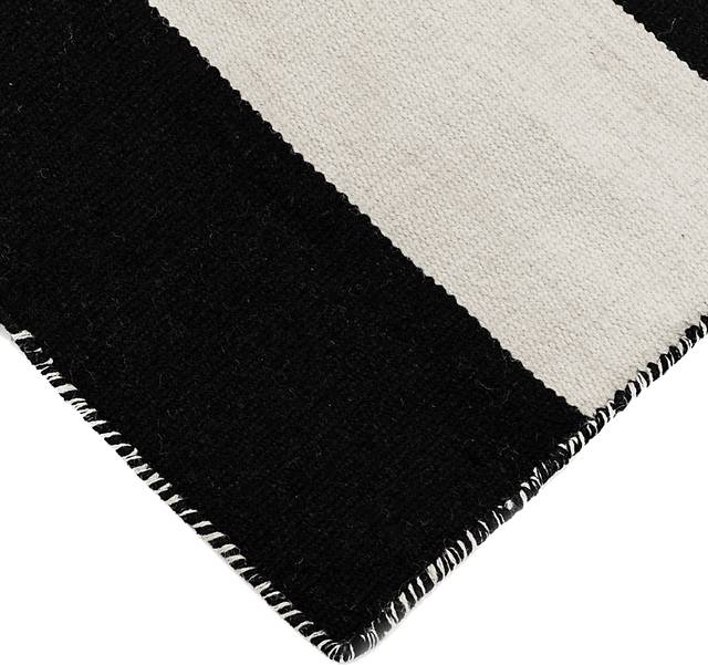Lorahorn Black 5' x 7'6 Indoor/Outdoor Rug - Thumbnail - Image 5