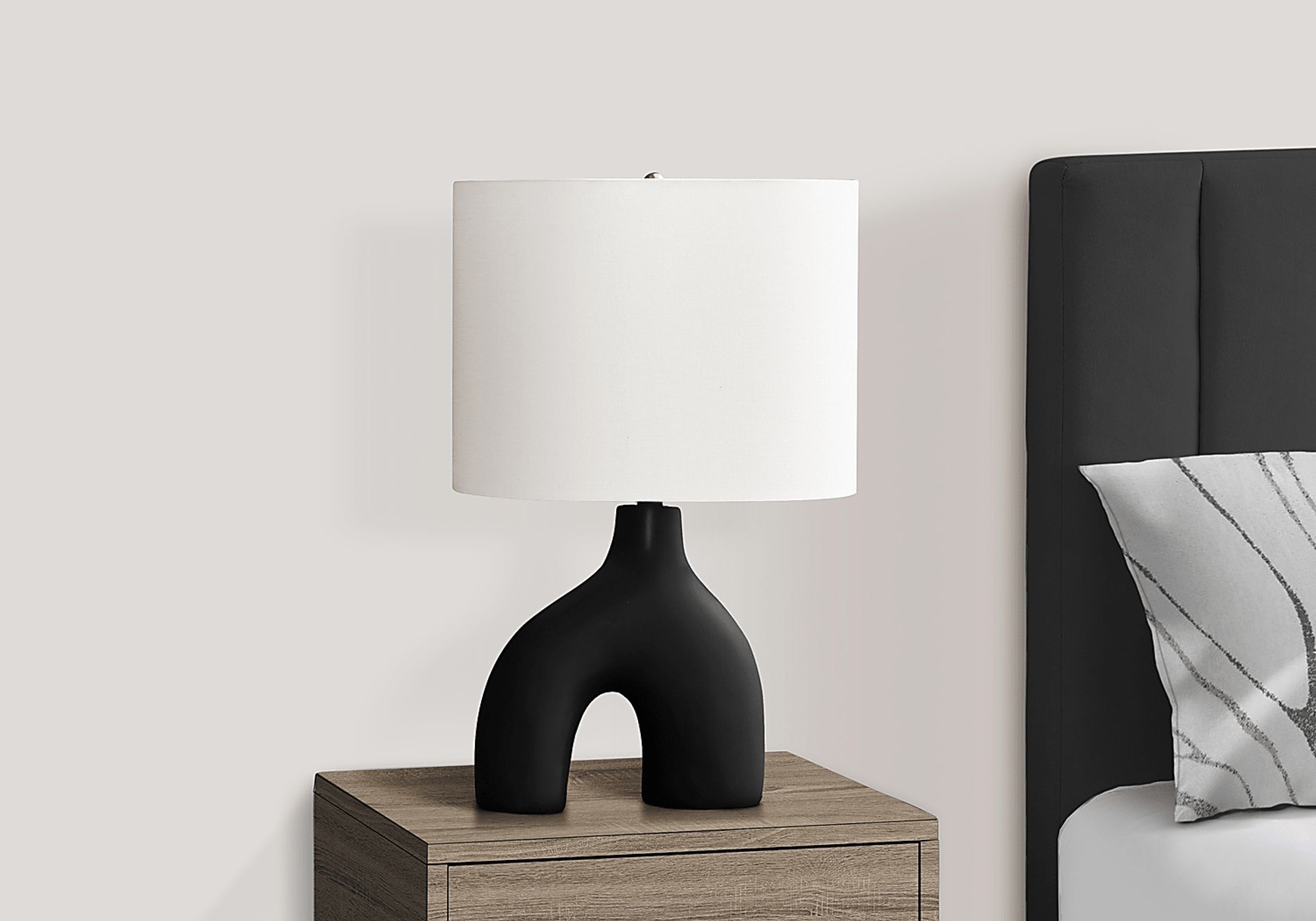 Madola Island Black Lamp - Image 2