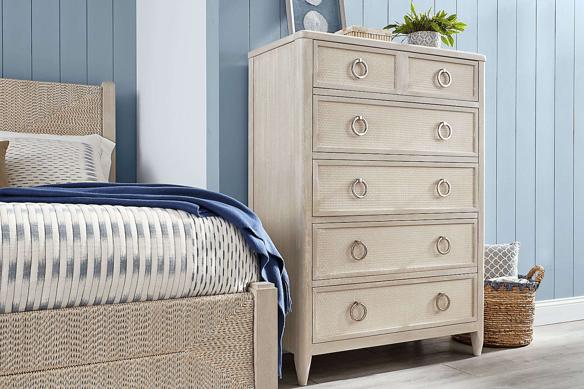 Maldive White 5 Pc King Poster Bedroom - Image 8