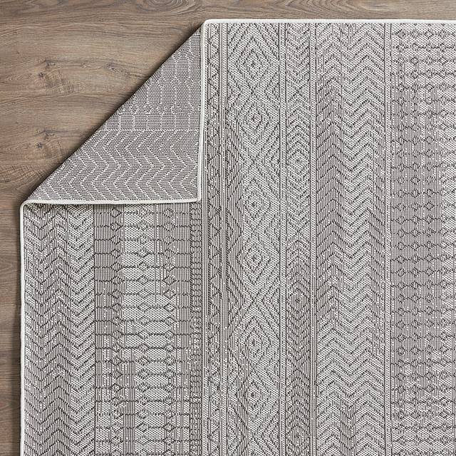 Manar Gray 5'3 x 7'3 Indoor/Outdoor Rug - Thumbnail - Image 9