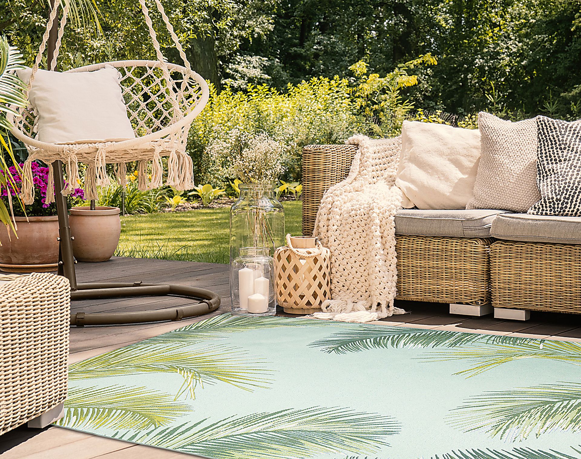 Marina Palms Aqua 4'10 x 7'6 Indoor/Outdoor Rug - Image 4