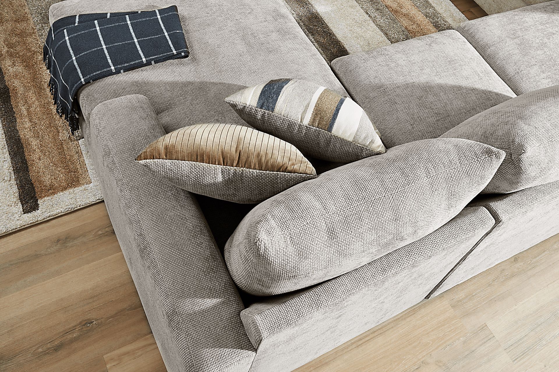 Martin Gray 6 Pc Sectional Living Room - Image 8